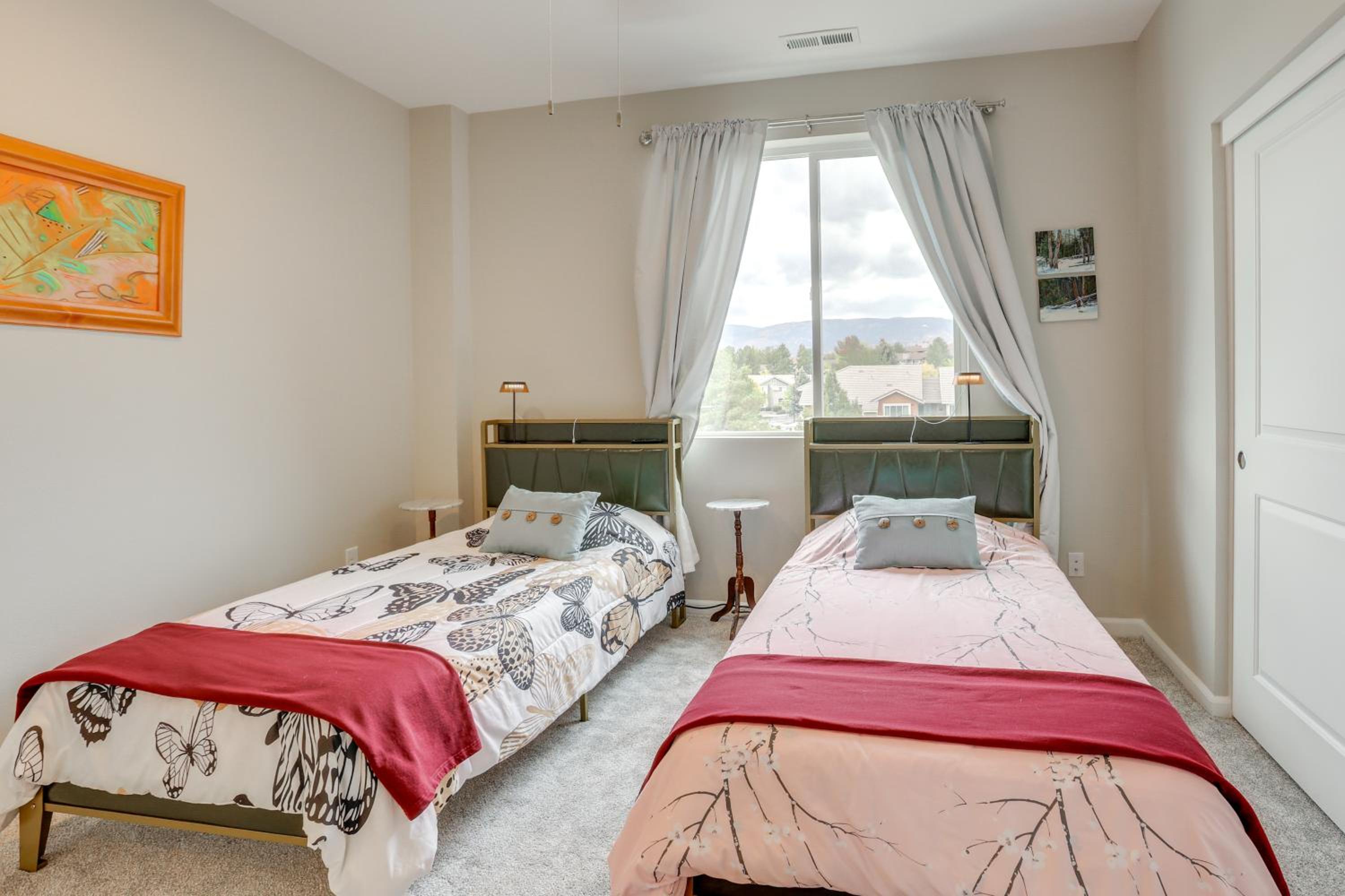 Home Base with Easy 1-80 Access 4 Mi to Dtwn Reno!