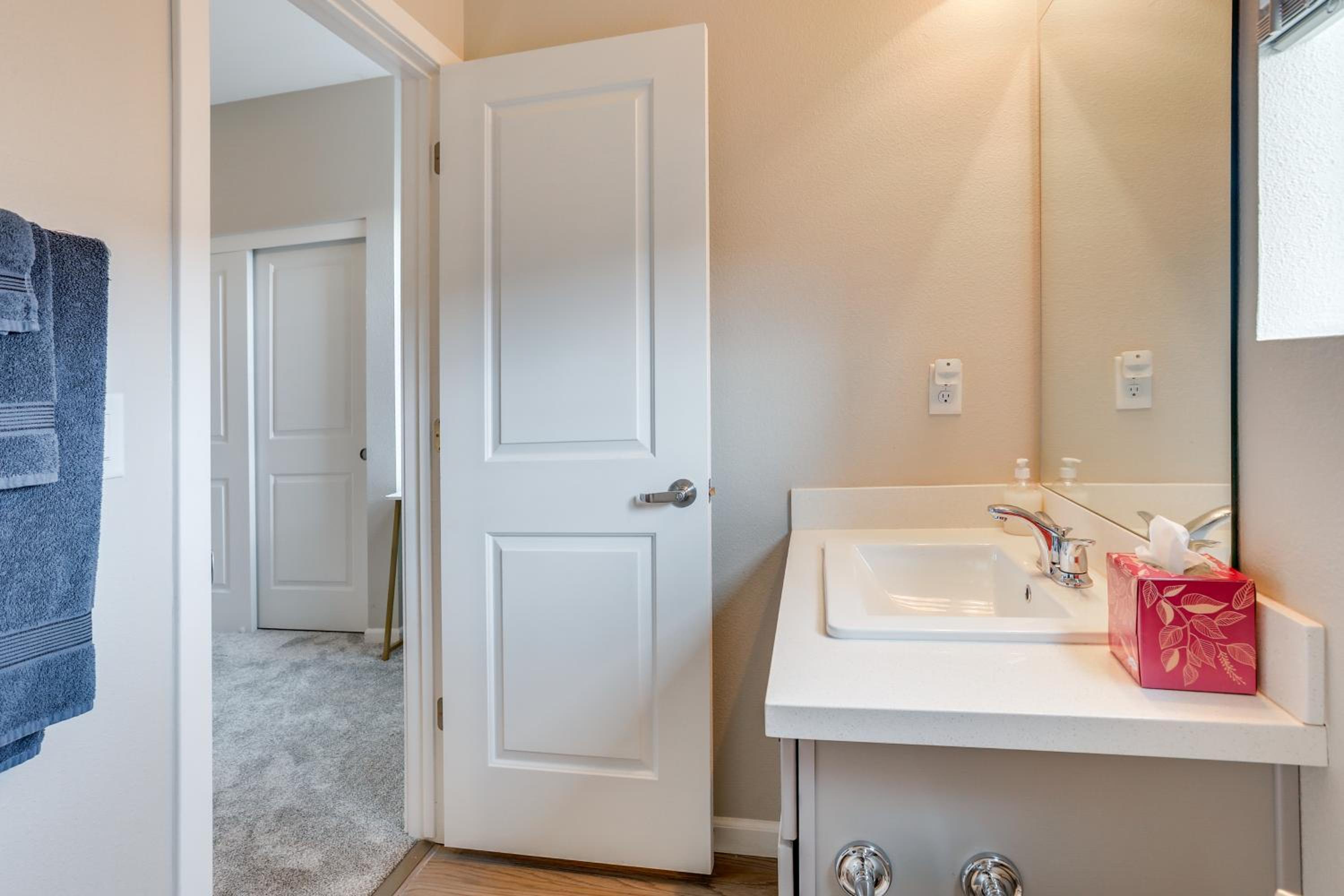 Home Base with Easy 1-80 Access 4 Mi to Dtwn Reno!