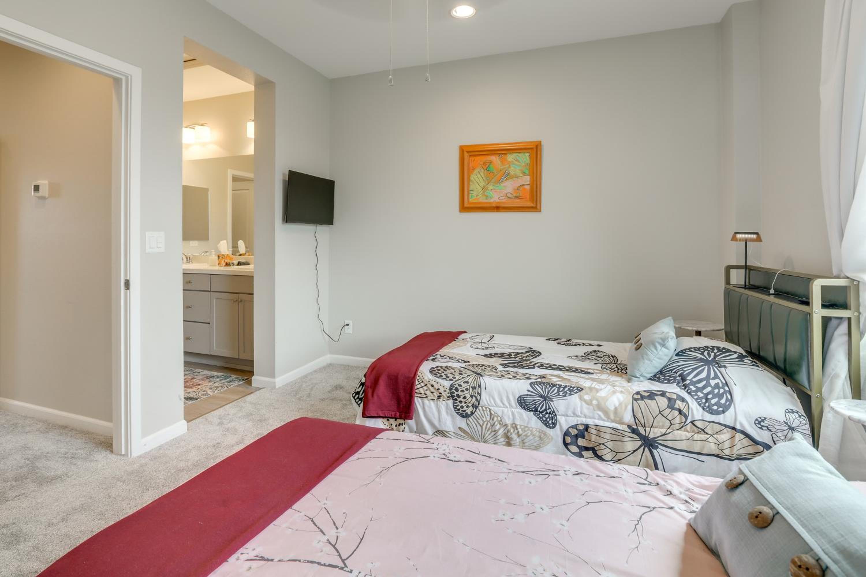 Home Base with Easy 1-80 Access 4 Mi to Dtwn Reno!