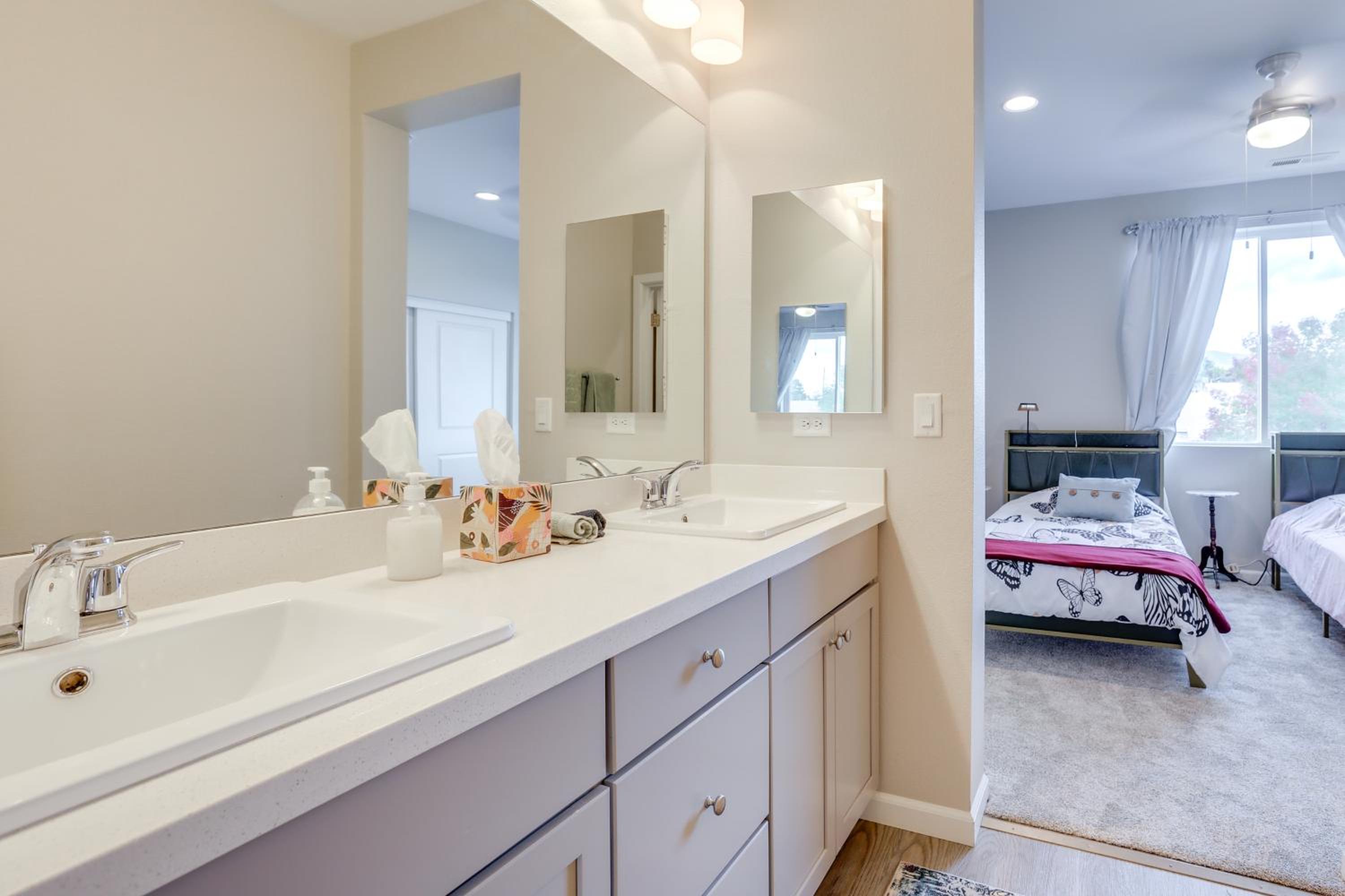 Home Base with Easy 1-80 Access 4 Mi to Dtwn Reno!