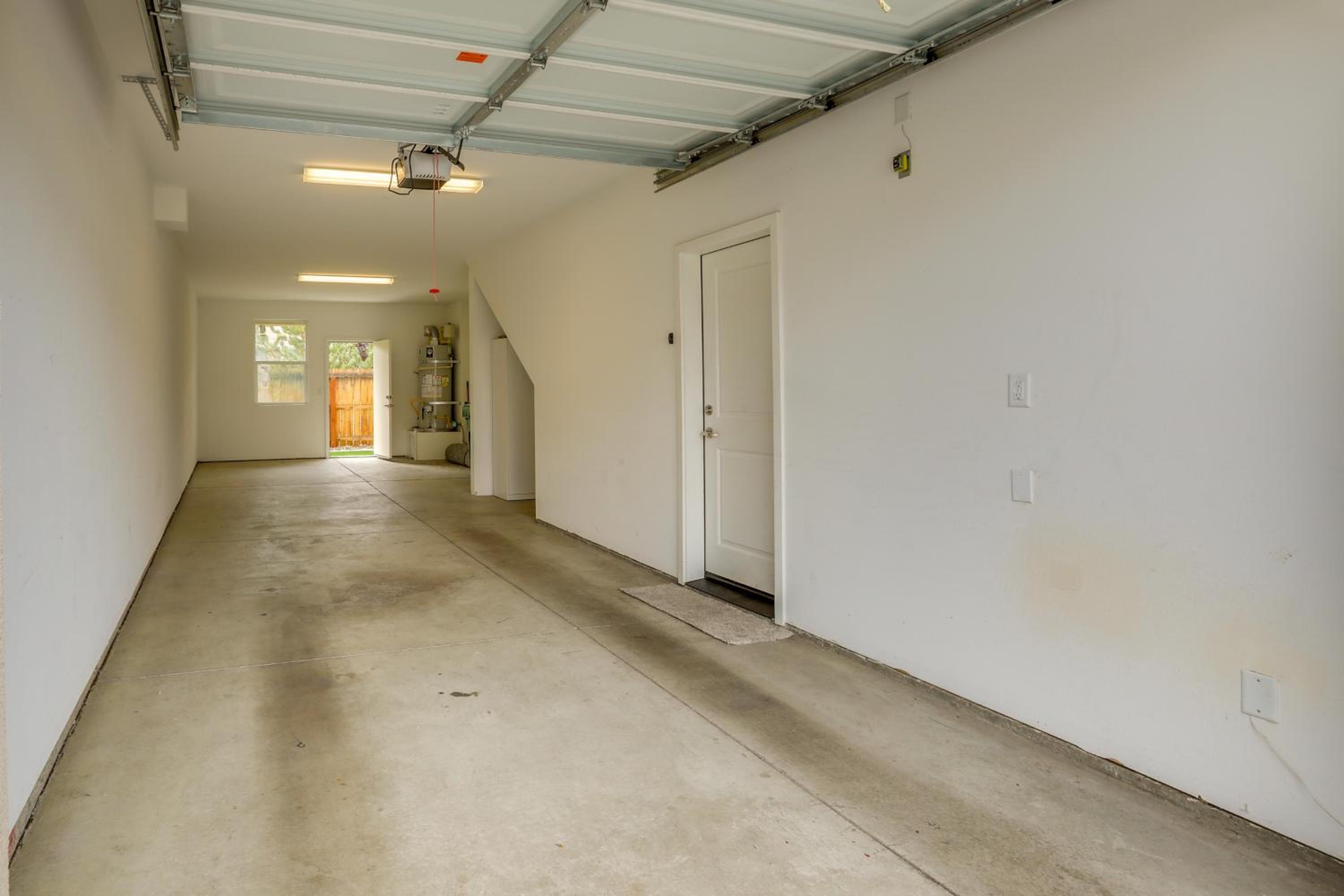 Home Base with Easy 1-80 Access 4 Mi to Dtwn Reno!