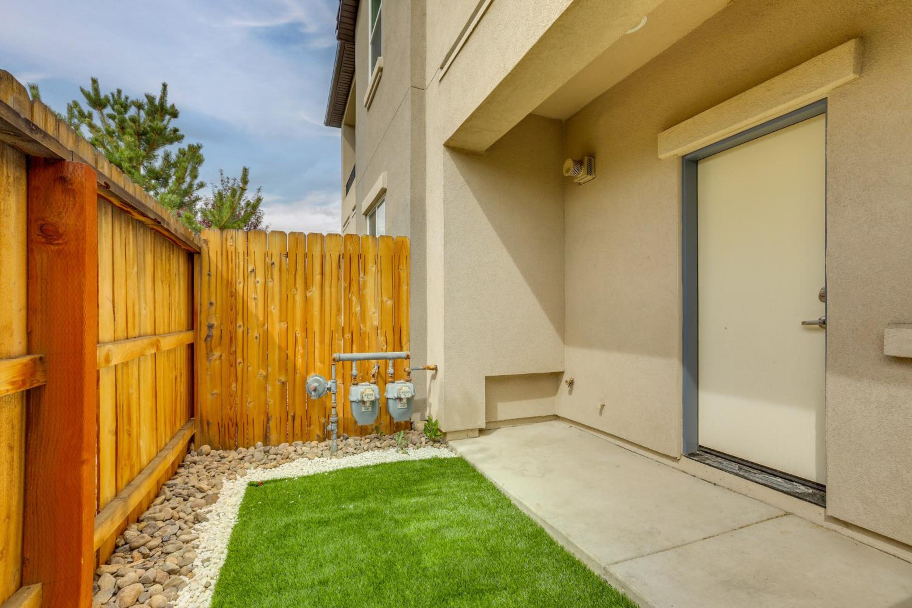 Home Base with Easy 1-80 Access 4 Mi to Dtwn Reno!
