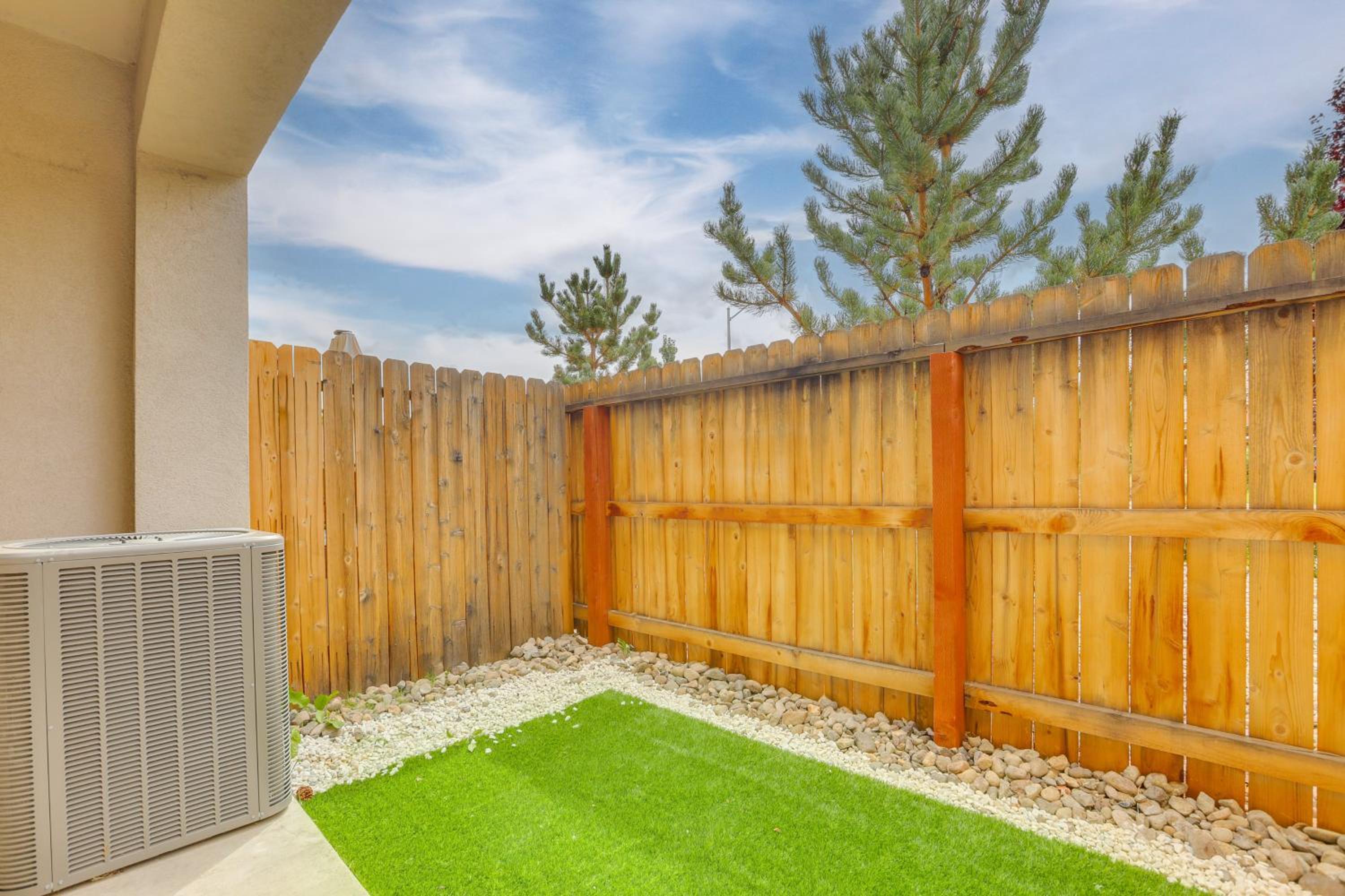 Home Base with Easy 1-80 Access 4 Mi to Dtwn Reno!