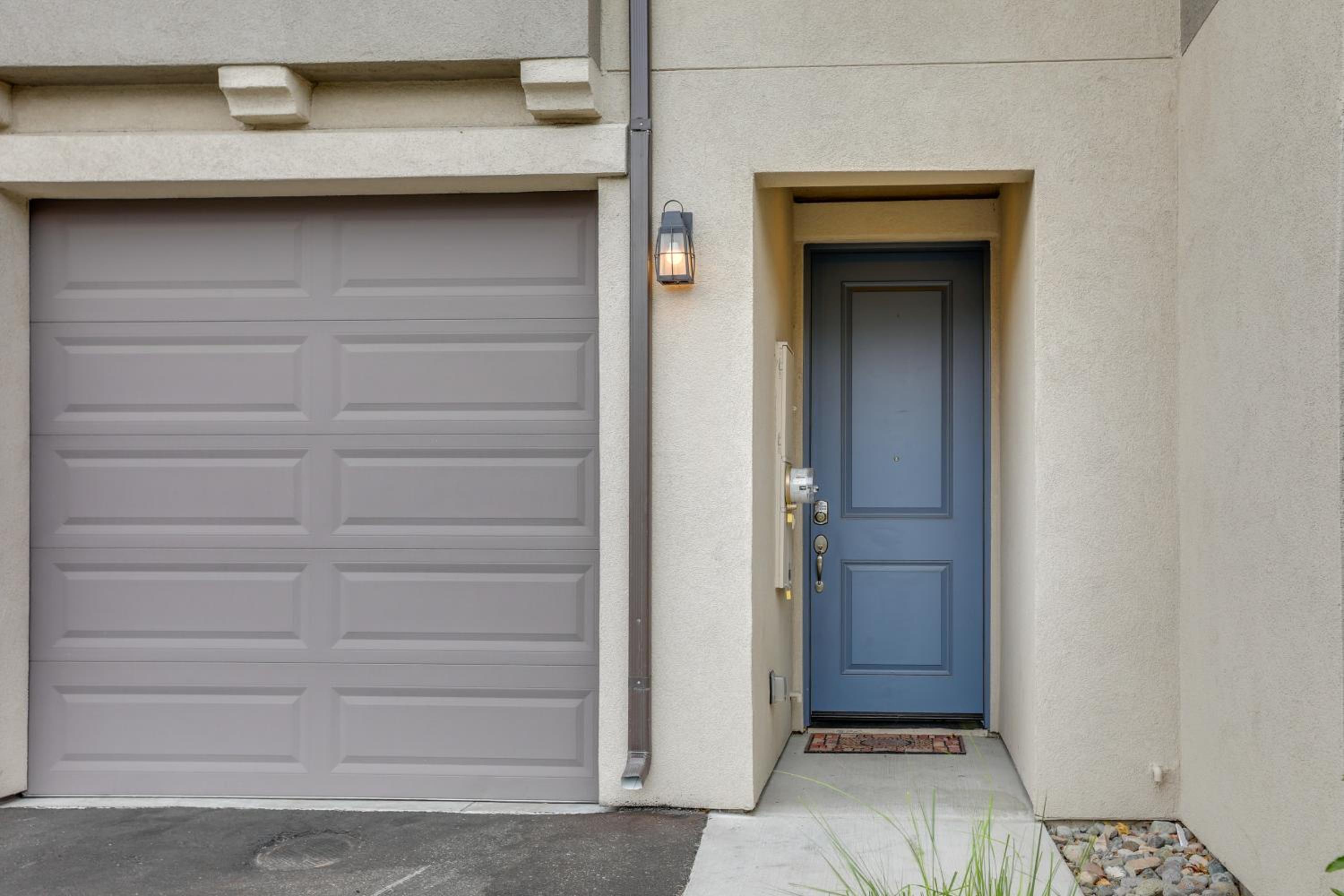 Home Base with Easy 1-80 Access 4 Mi to Dtwn Reno!