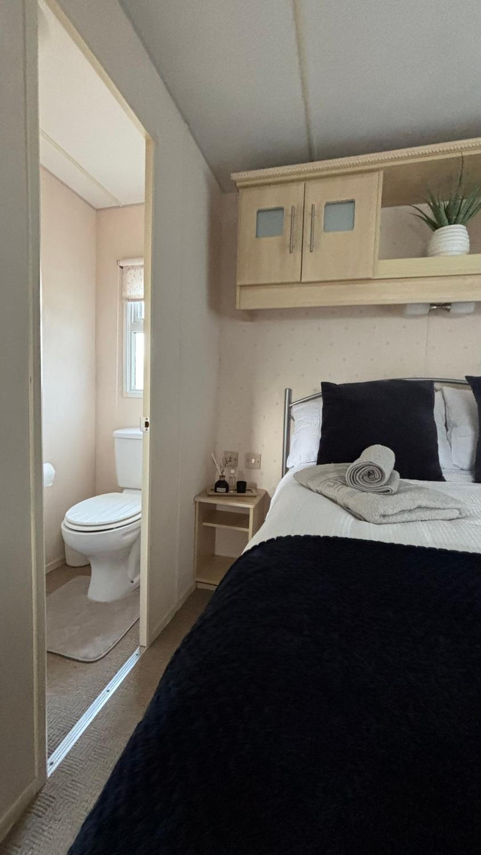 Welsh Bayview Retreat 2-Bed Caravan & 2-Bed Chalet at Clarach Bay Holiday Village