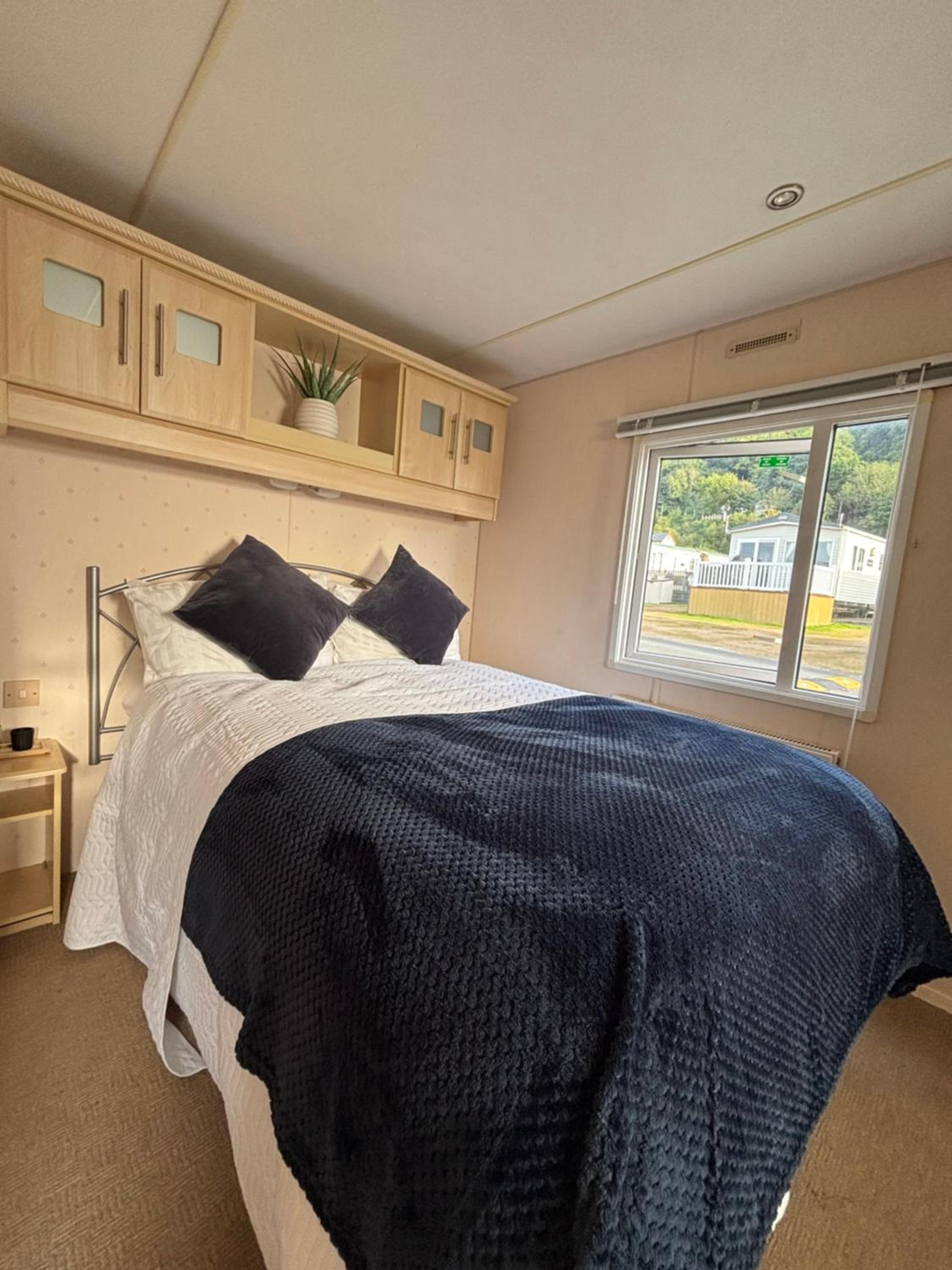 Welsh Bayview Retreat 2-Bed Caravan & 2-Bed Chalet at Clarach Bay Holiday Village