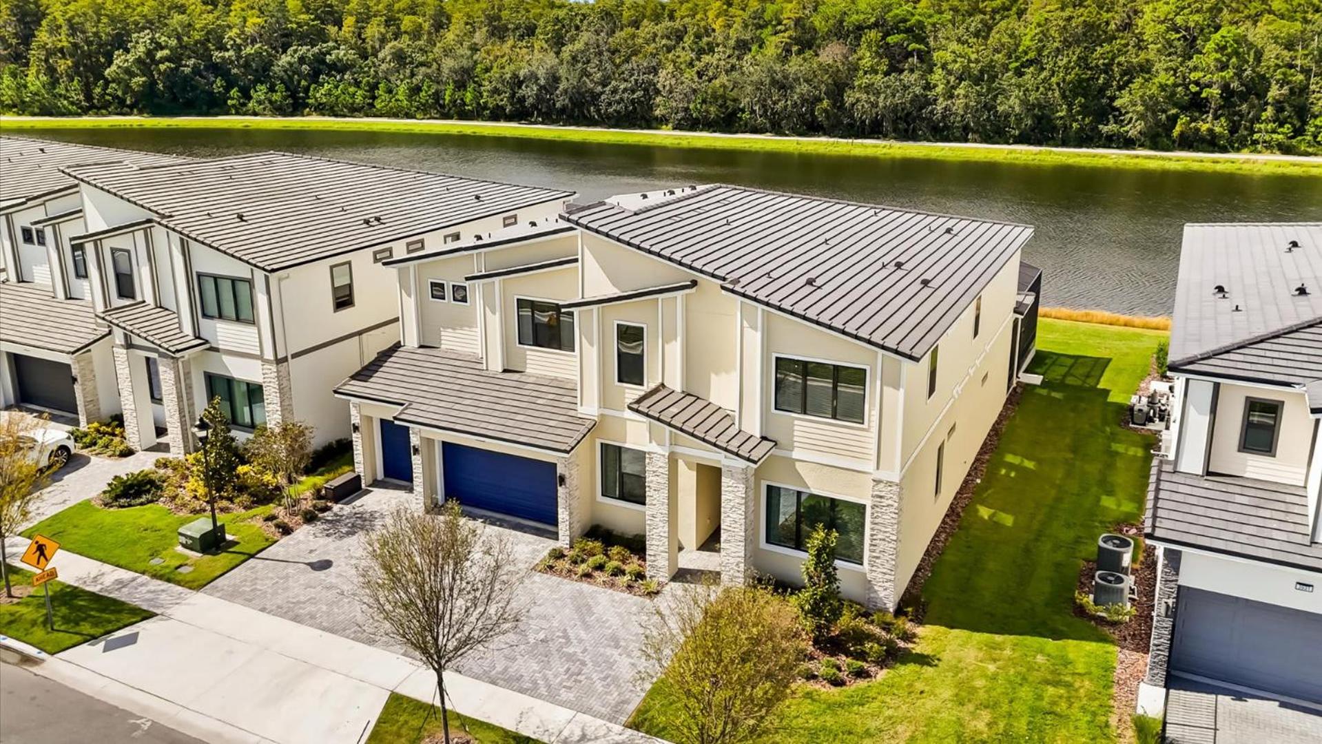 Lakeside Villa with Pool BBQ Cinema & Games Room