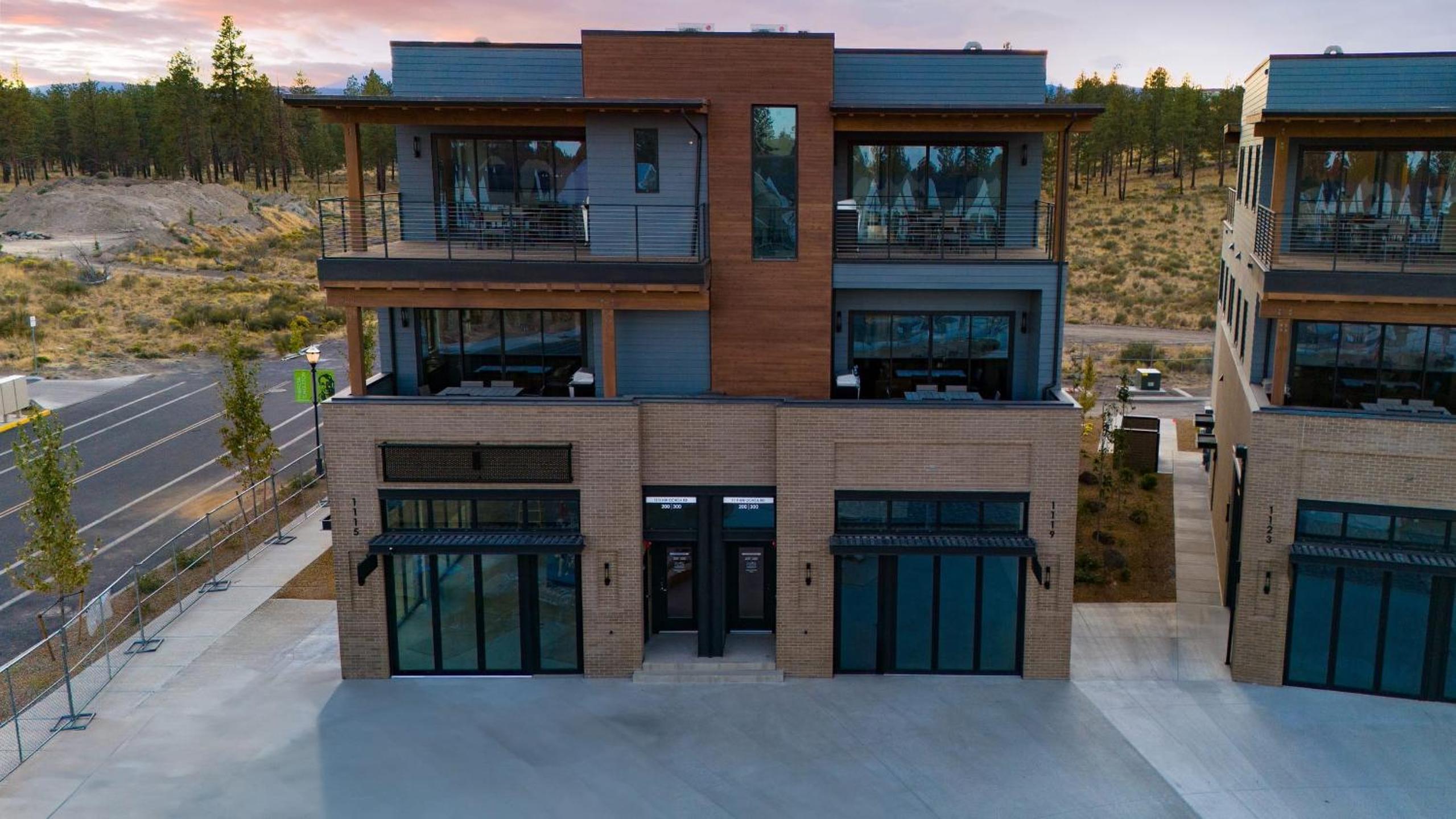 1131 Aerie Buyout 2 Units 5BDR Deck Hot Tub Views Near DT
