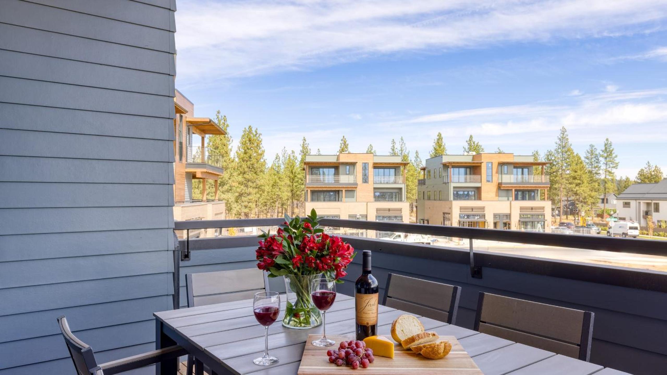 1131 Aerie Buyout 2 Units 5BDR Deck Hot Tub Views Near DT