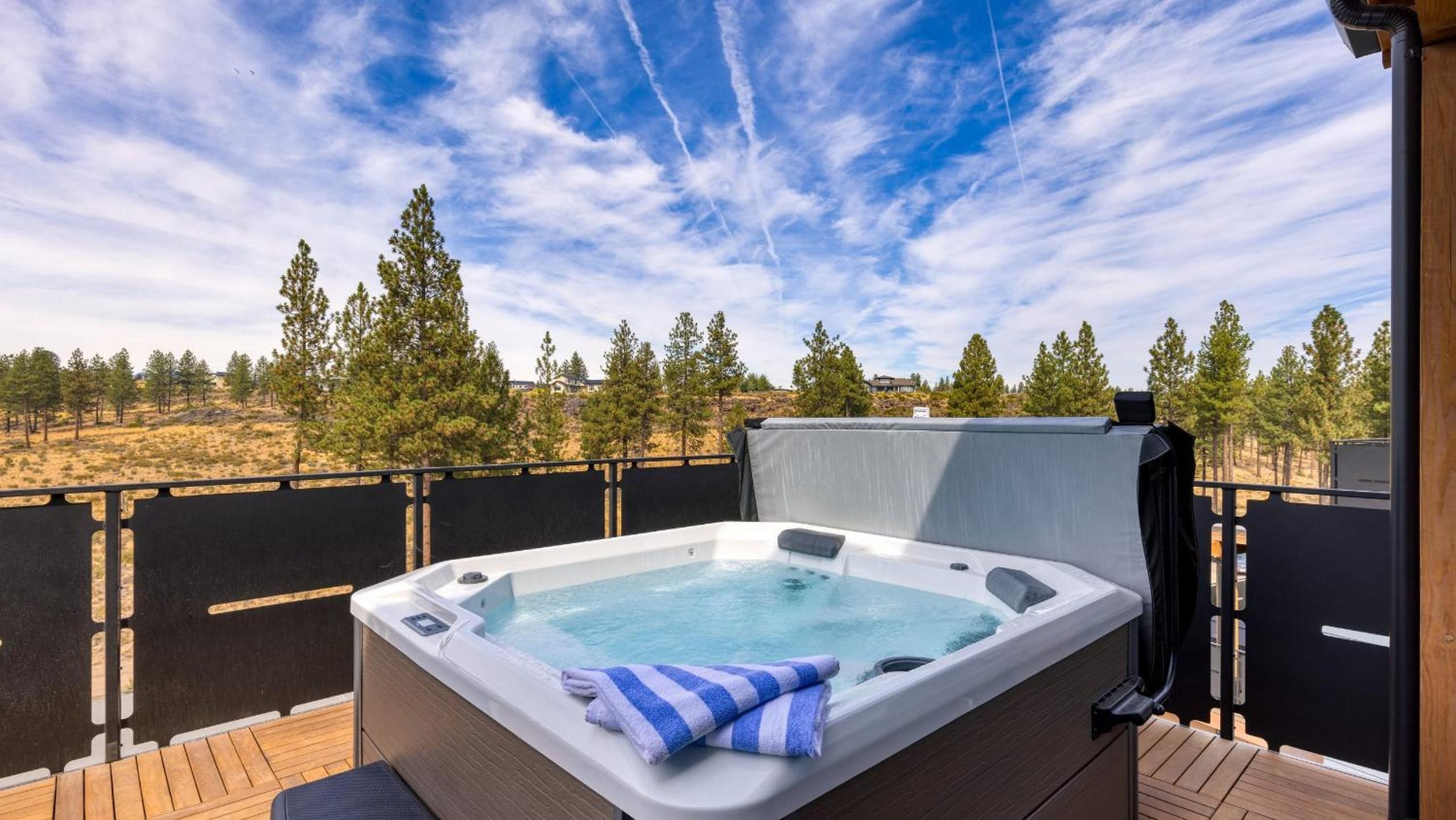1119 Aerie Buyout 2 Units Near Old Bend Hot Tub Mountain View