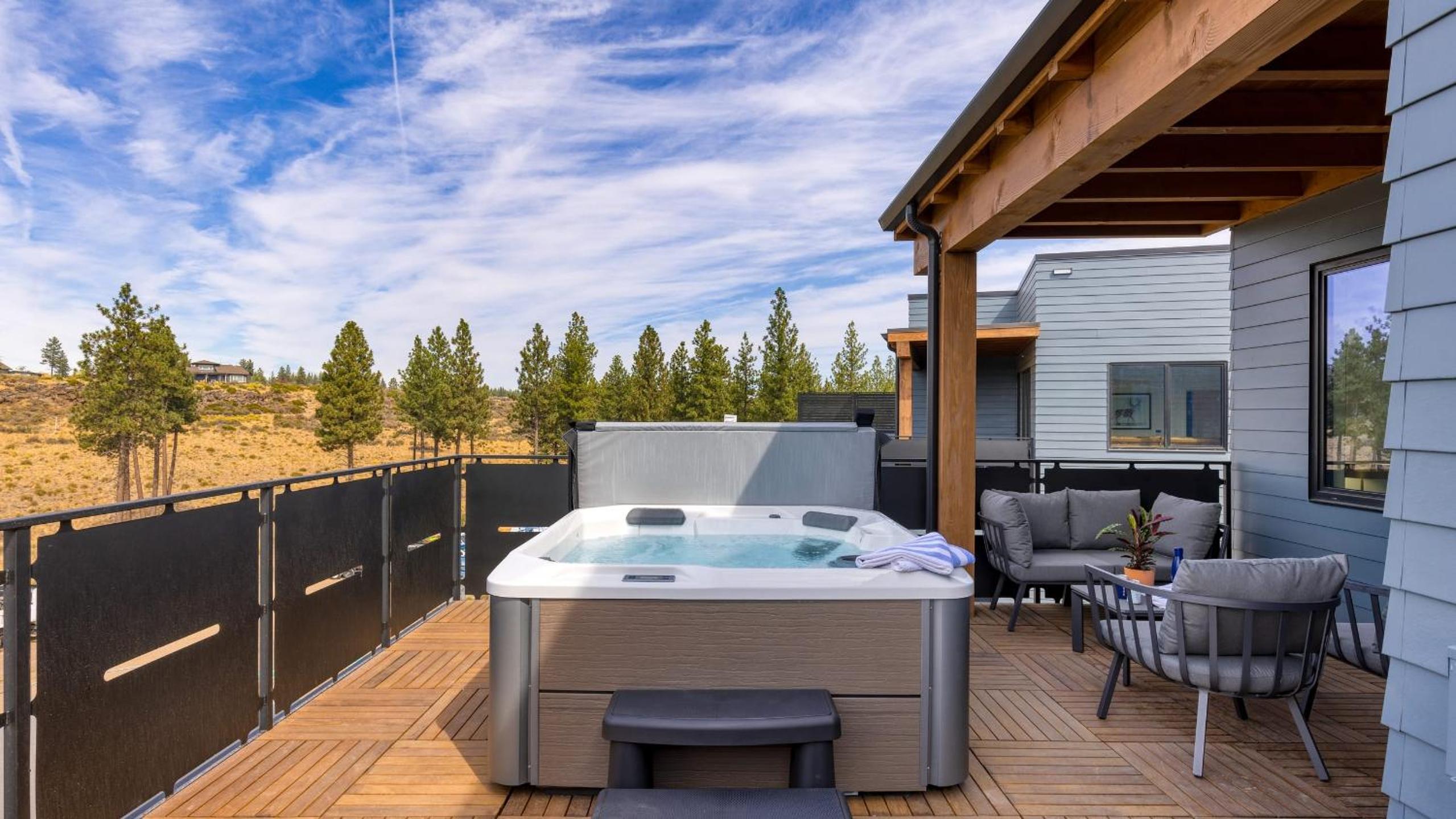 1119 Aerie Buyout 2 Units Near Old Bend Hot Tub Mountain View