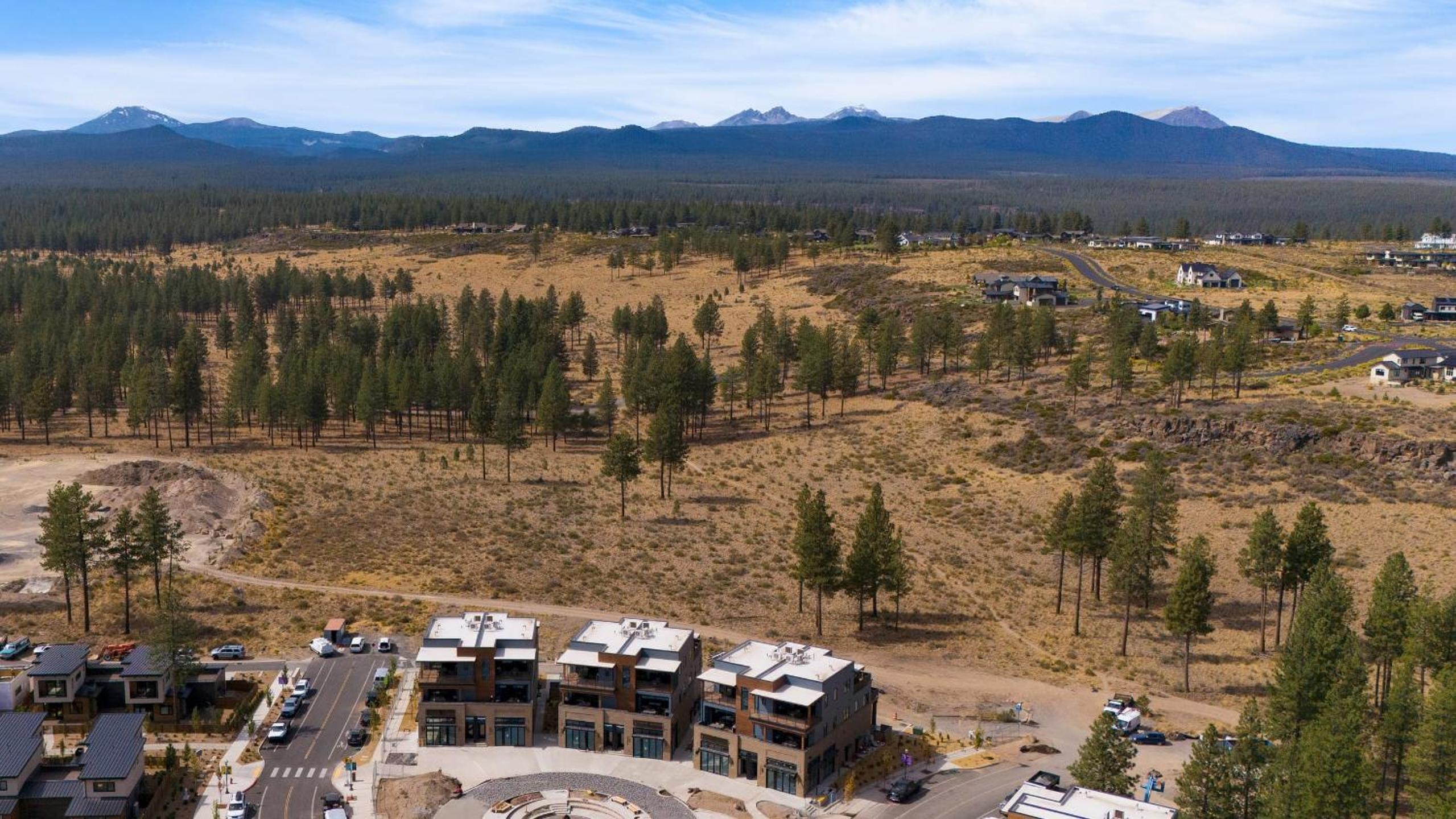 1119 Aerie Buyout 2 Units Near Old Bend Hot Tub Mountain View