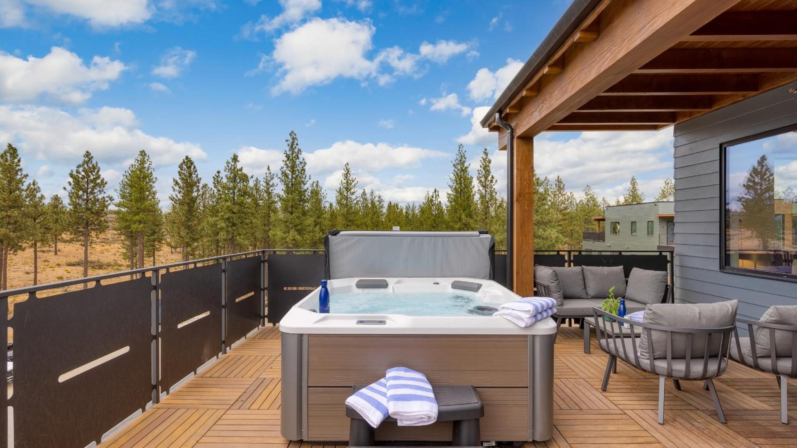 1123 Aerie Buyout 2 Units 5BDR w Hot Tub Mins to Old Bend