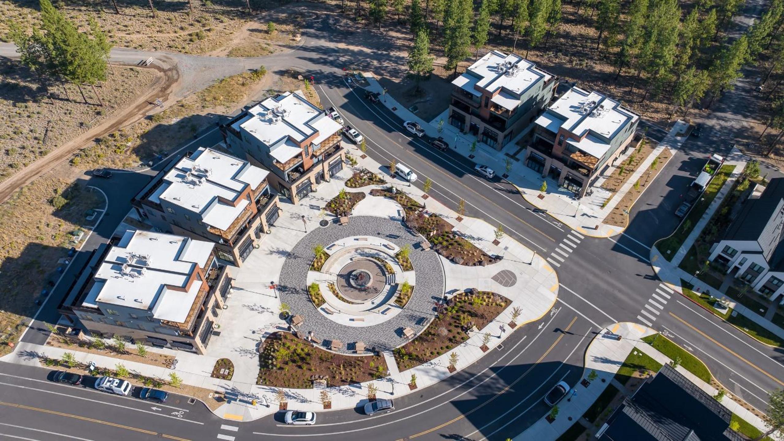 1123 Aerie Buyout 2 Units 5BDR w Hot Tub Mins to Old Bend
