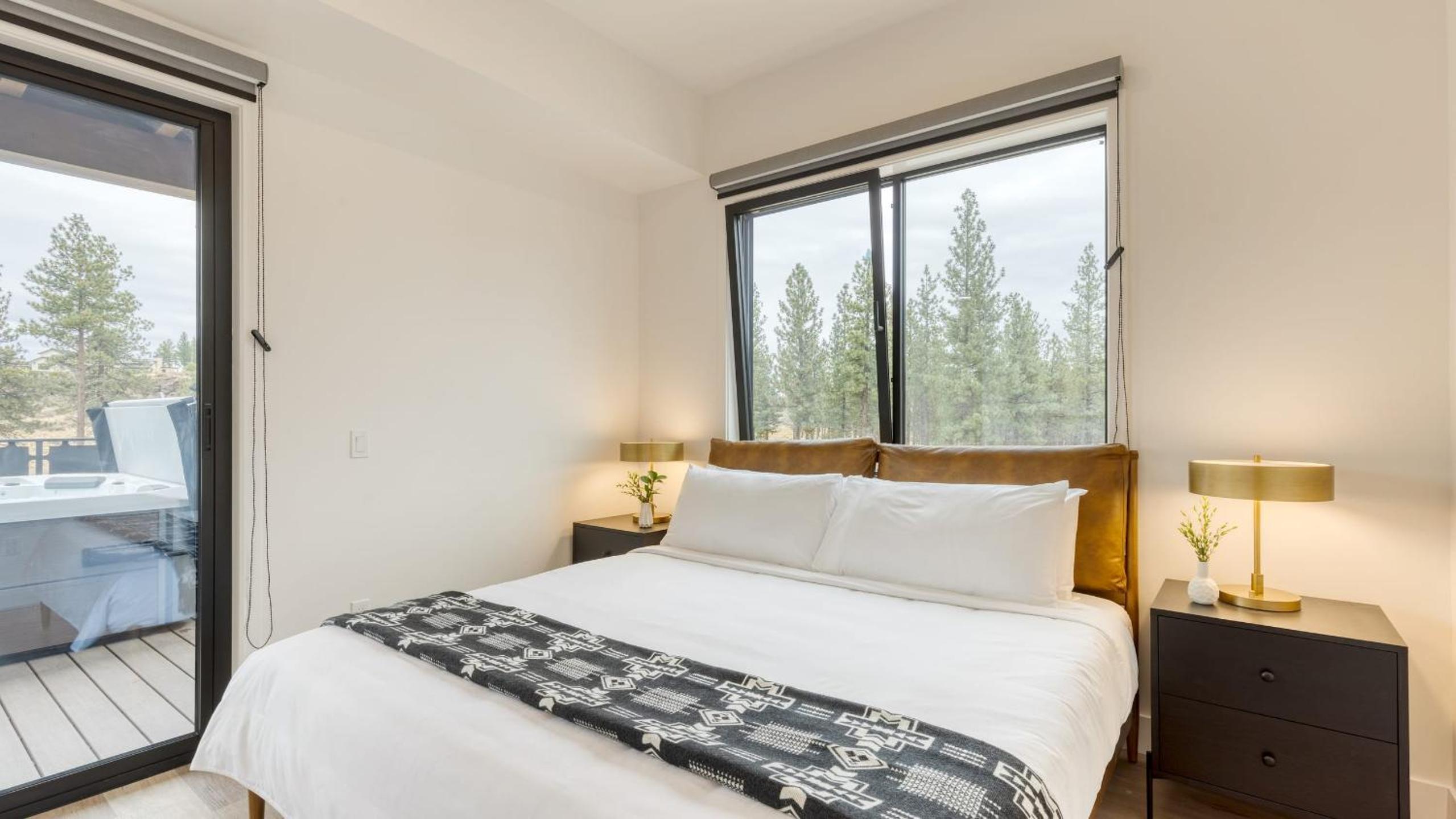 1135 Aerie Buyout 2 Units Deck Hot Tub Views Mins to Old Bend