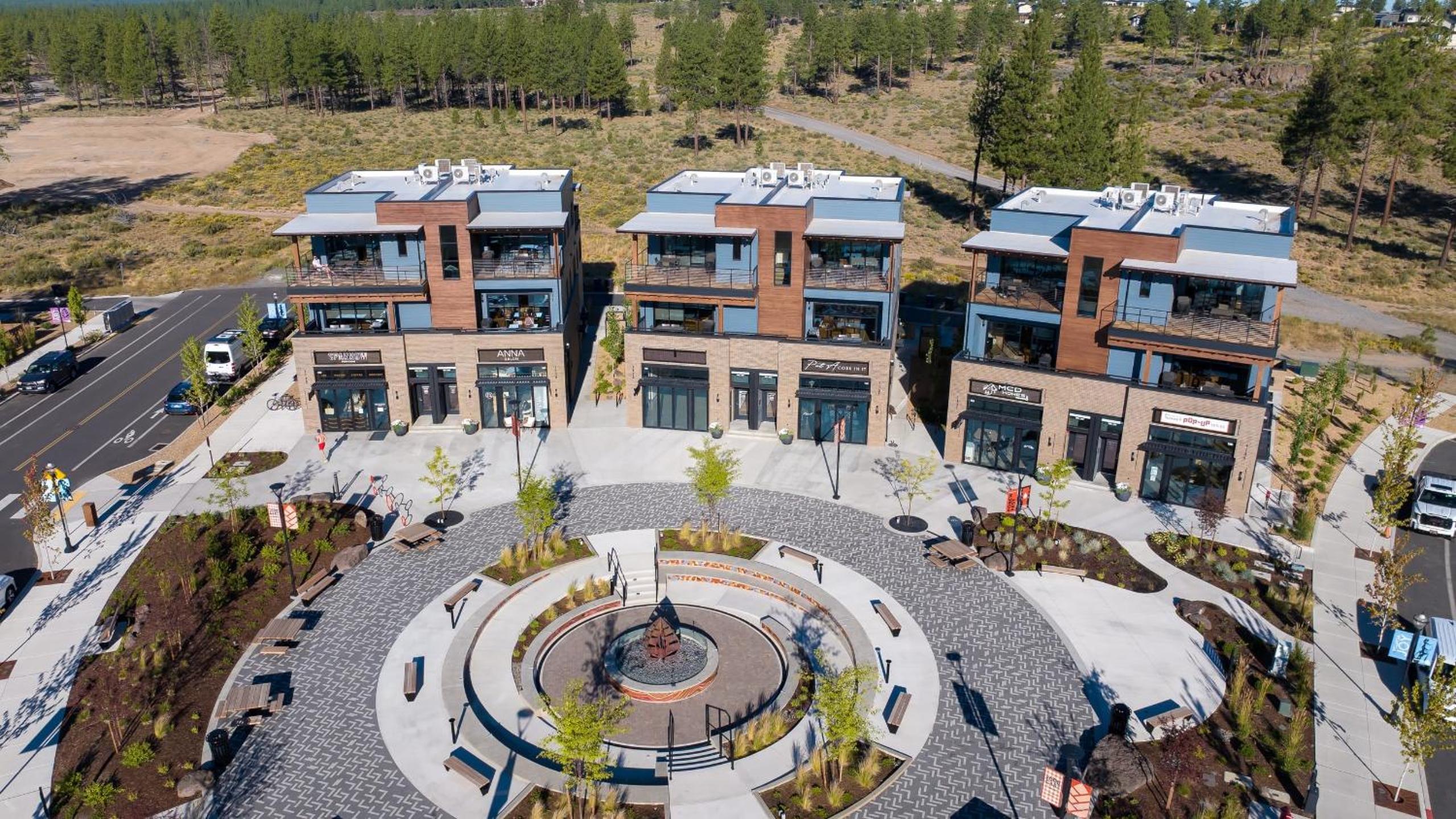 1135 Aerie Buyout 2 Units Deck Hot Tub Views Mins to Old Bend