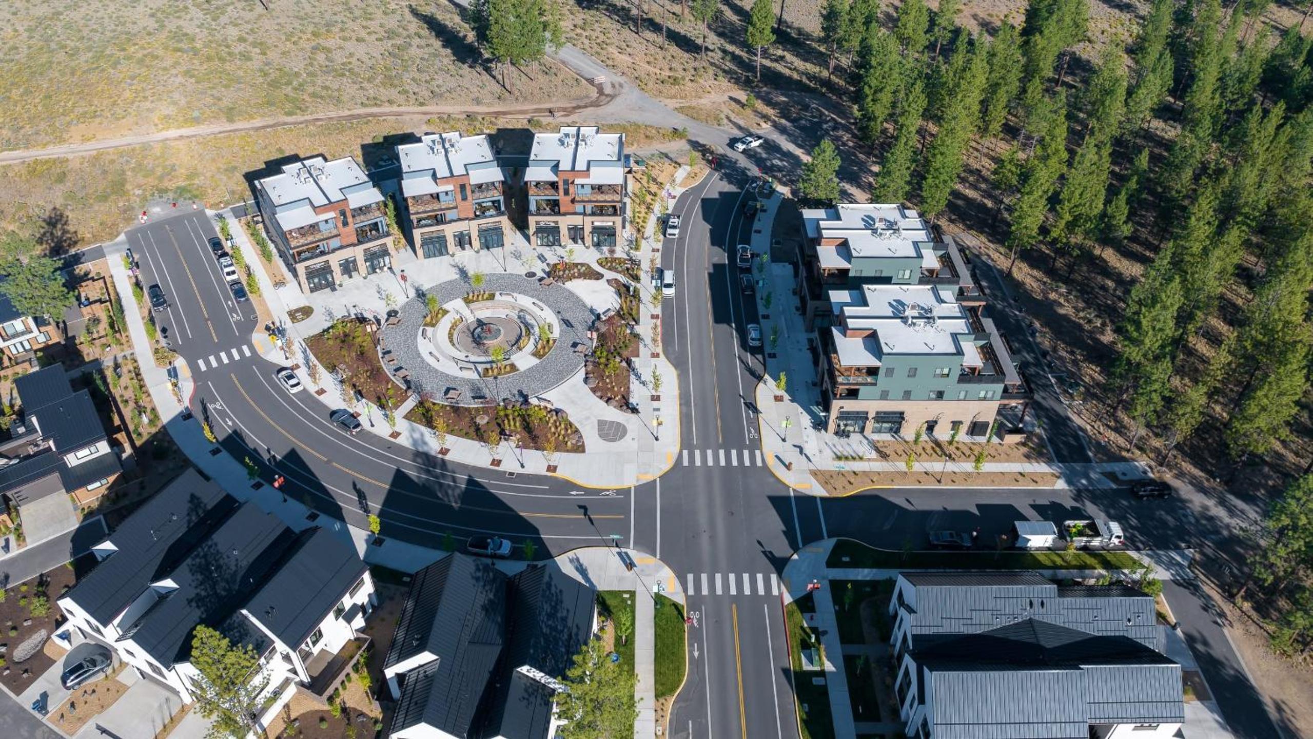 1135 Aerie Buyout 2 Units Deck Hot Tub Views Mins to Old Bend