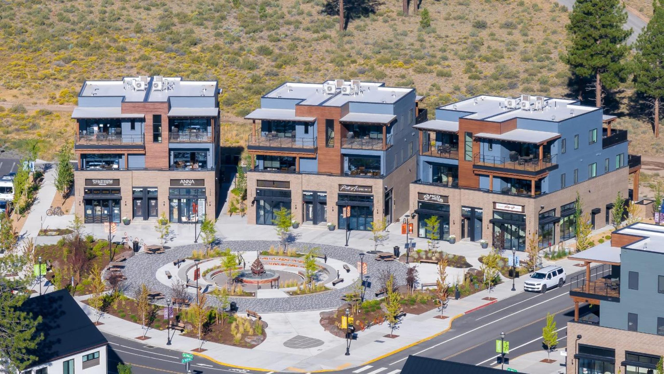 1135 Aerie Buyout 2 Units Deck Hot Tub Views Mins to Old Bend