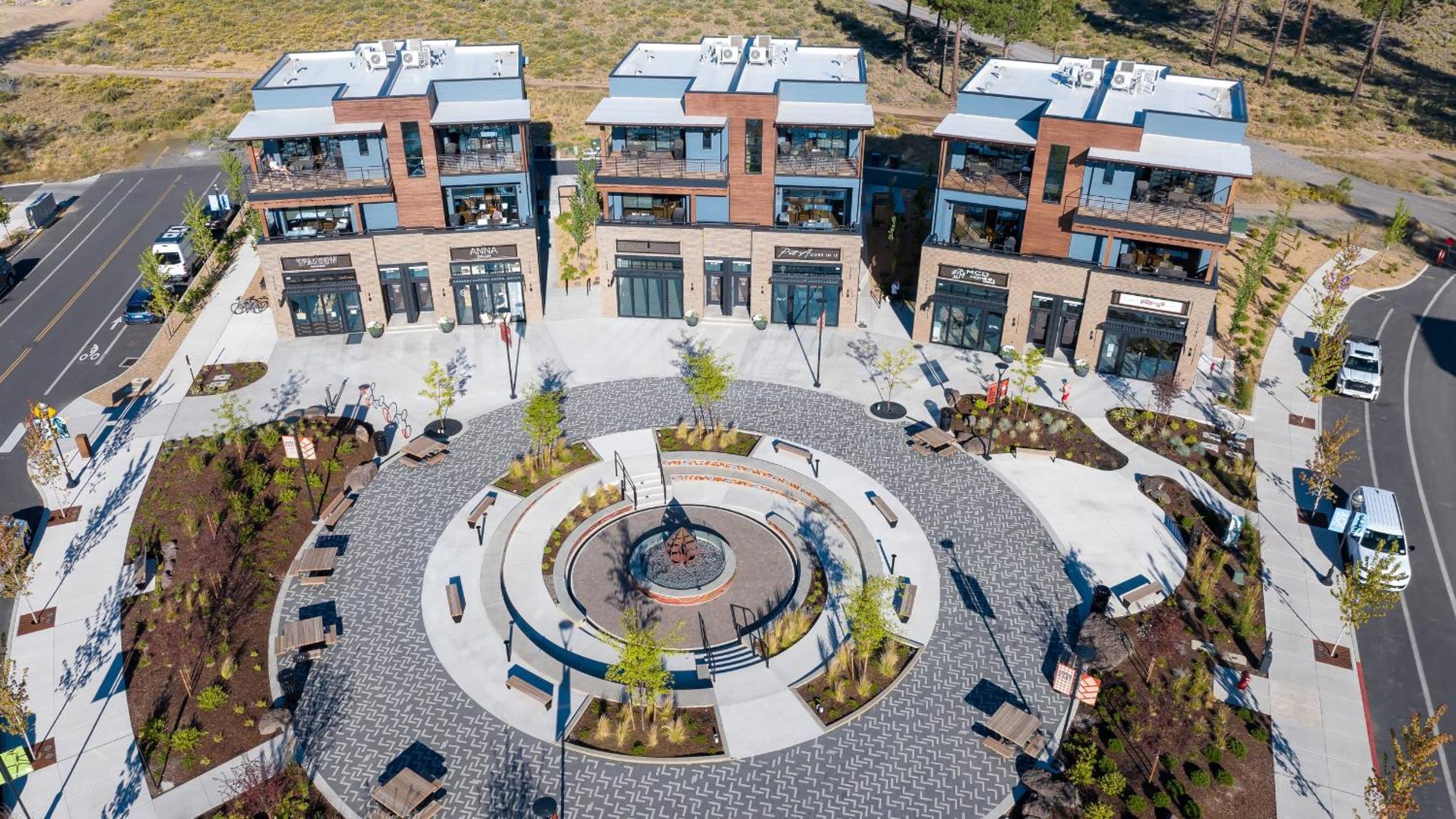 1135 Aerie Buyout 2 Units Deck Hot Tub Views Mins to Old Bend