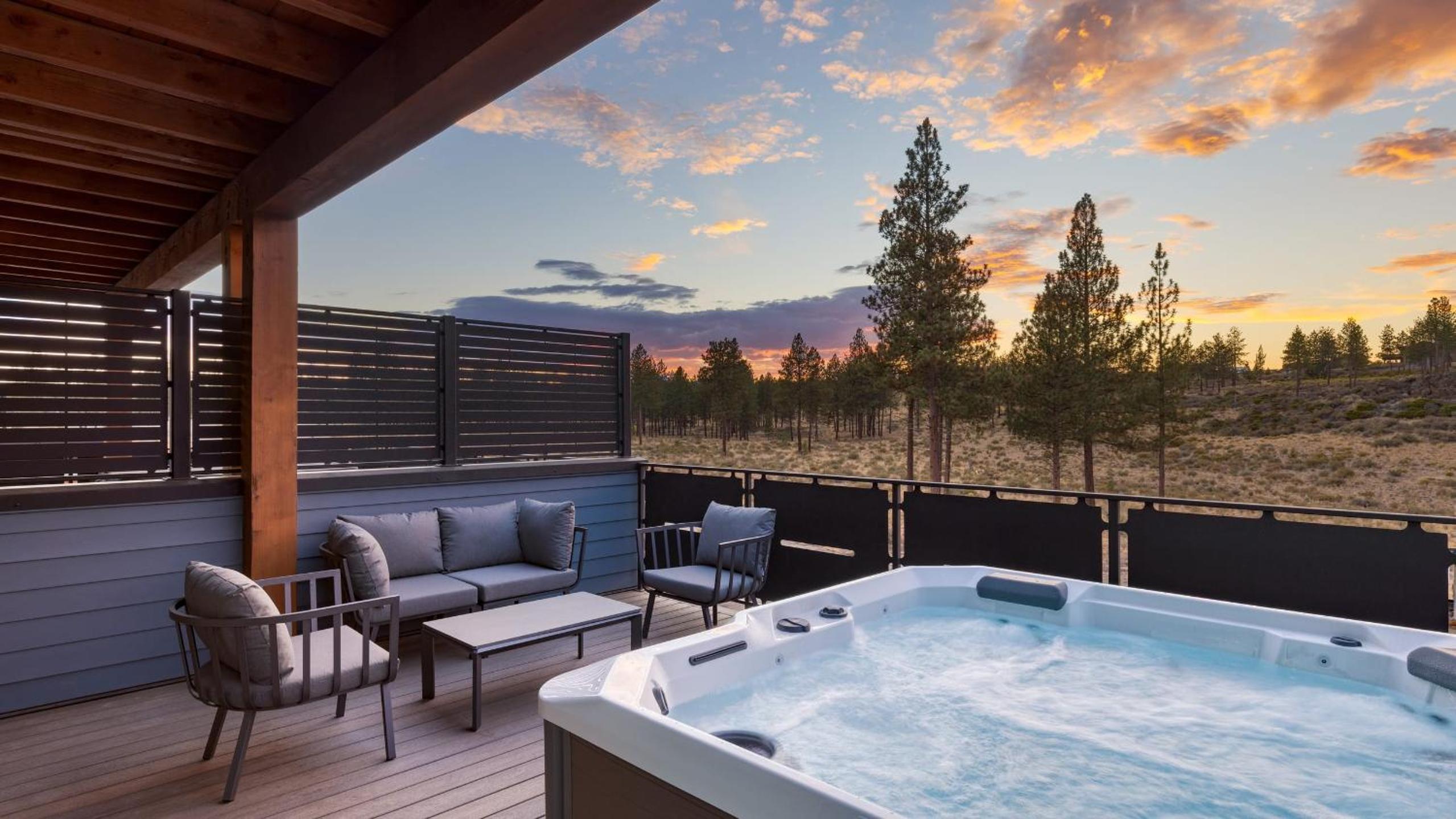 Aerie Luxe 4 Unit Buyout 10BDR Mins to Old Bend Hot Tub Mountain Views