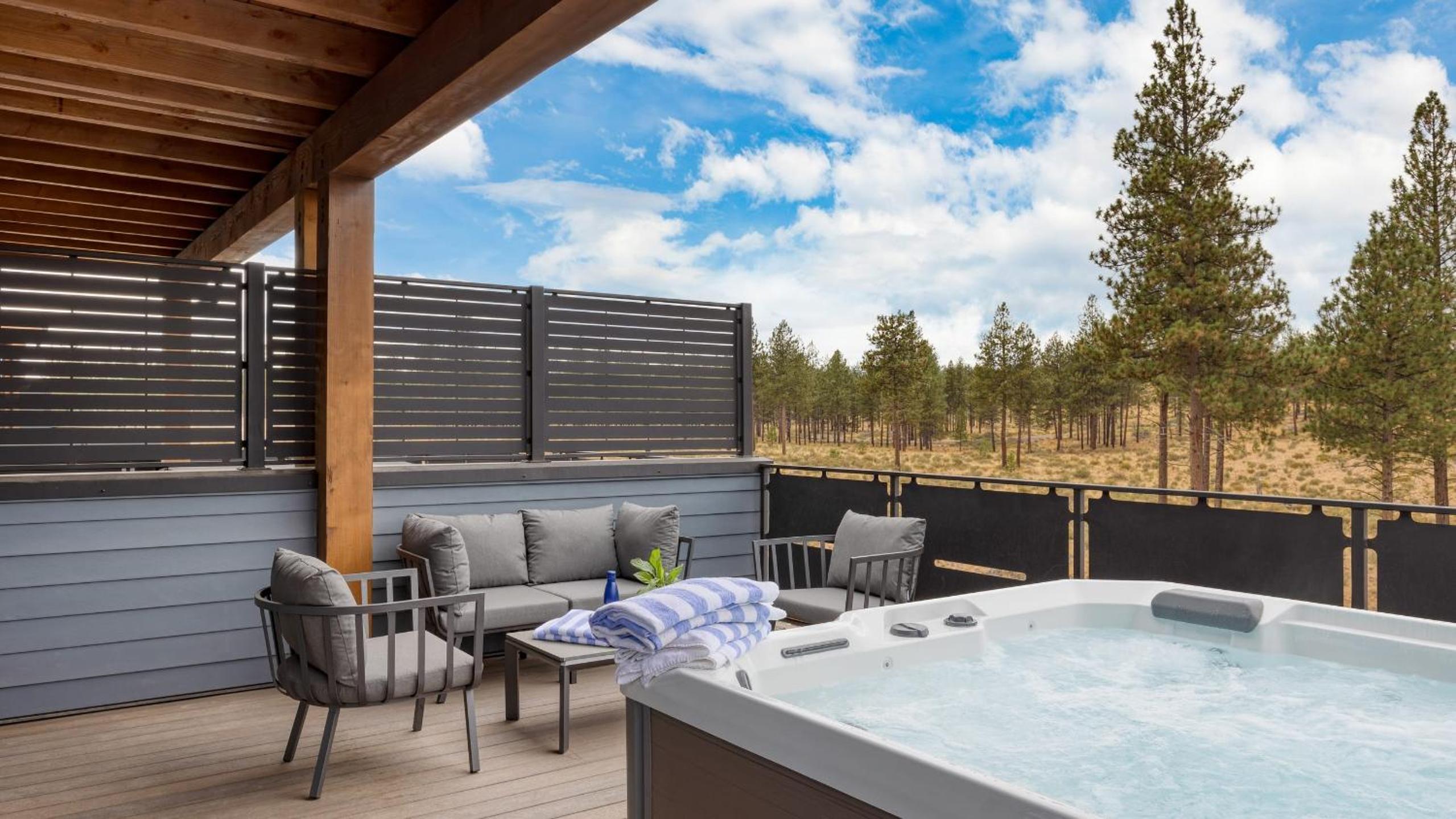 Aerie Sleek 6 Unit Buyout 6 Units 15BDR Deck Hot Tub Views Near Old Bend