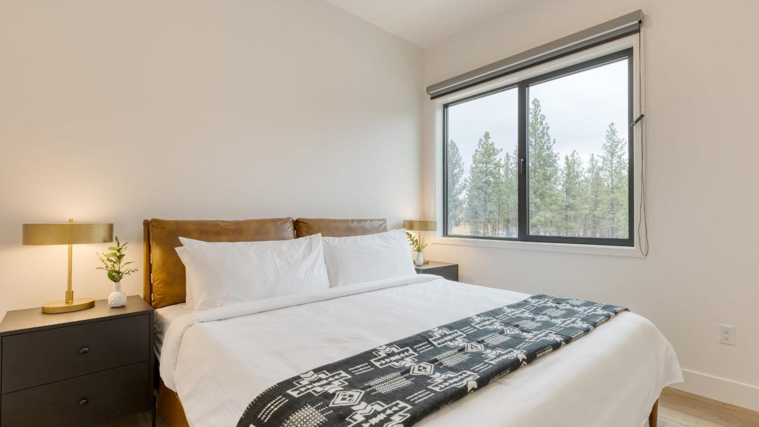 Aerie Stylish 6 Unit Buyout 15BDR Near Downtown Mountain Views Hot Tub