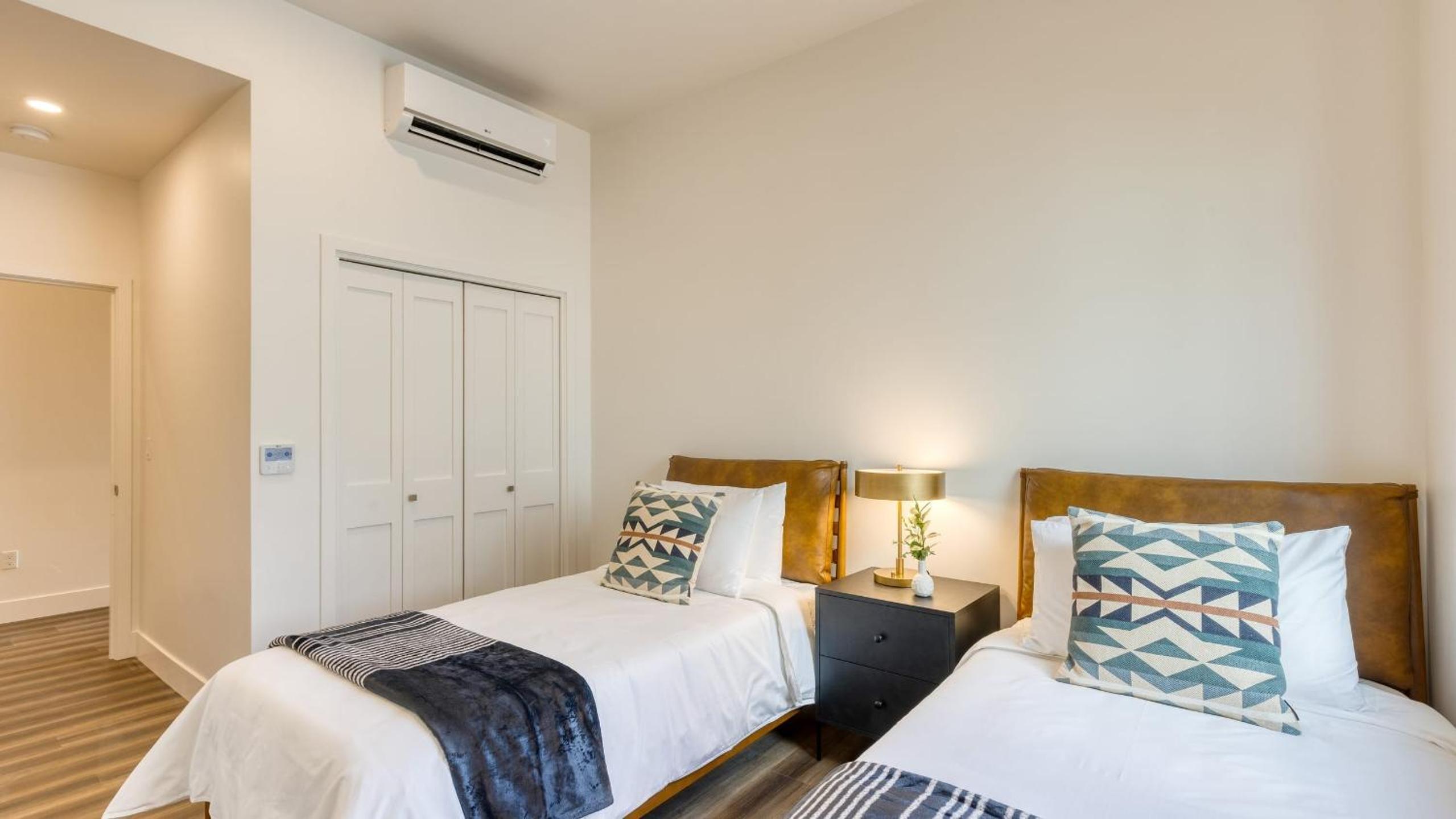 Aerie Stylish 6 Unit Buyout 15BDR Near Downtown Mountain Views Hot Tub