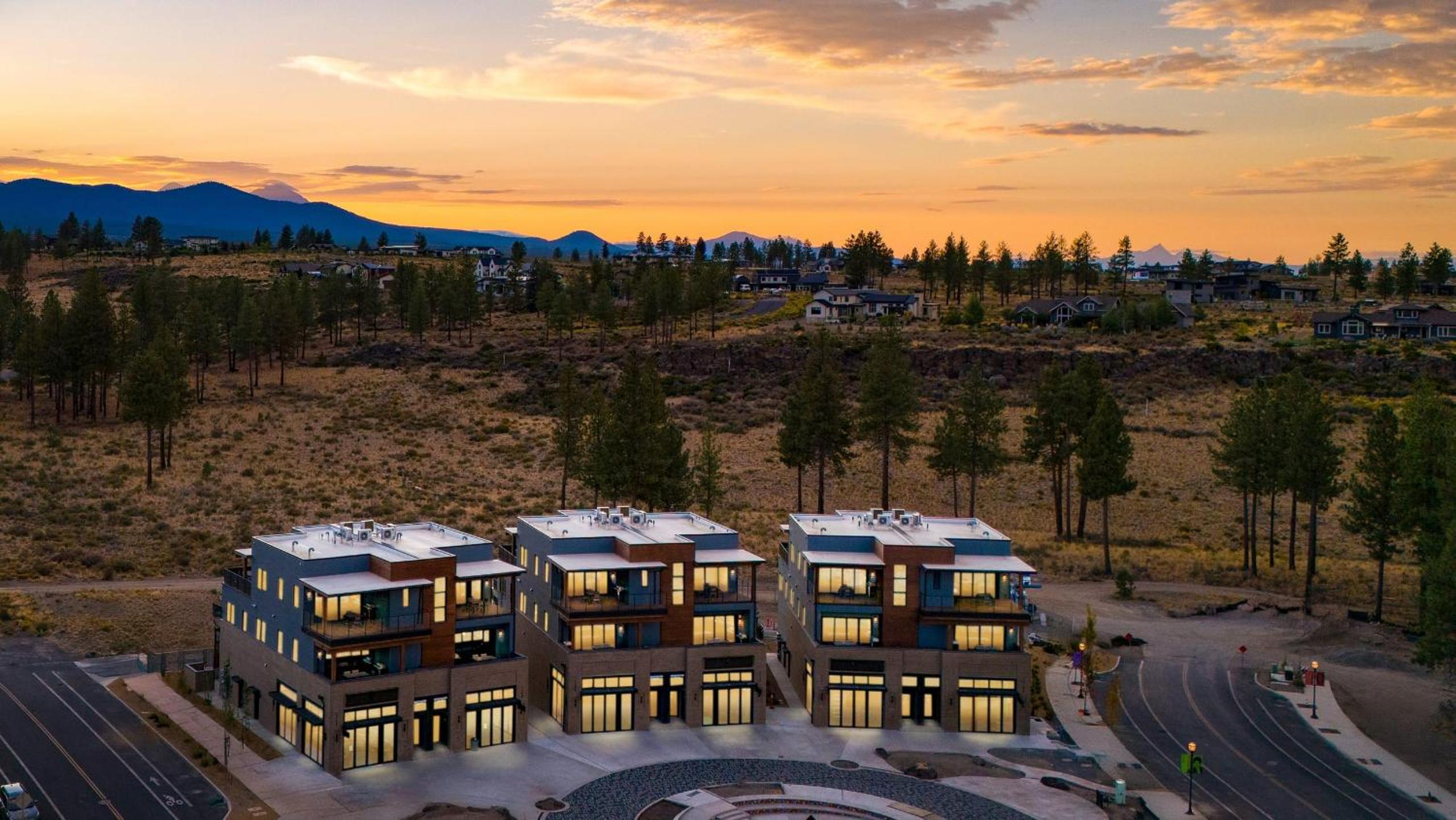 Aerie Stylish 6 Unit Buyout 15BDR Near Downtown Mountain Views Hot Tub