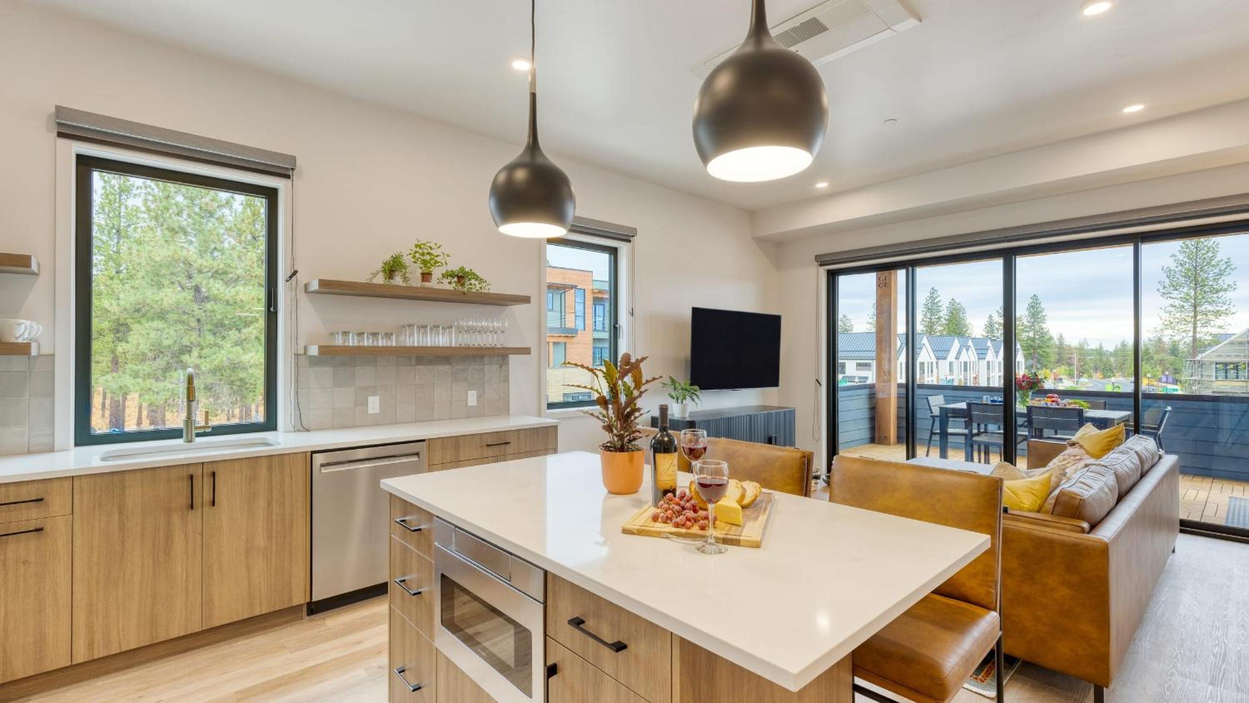 Aerie Chic 4 Unit Buyout 10BDR Hot Tub Mountain Views Mins to Downtown