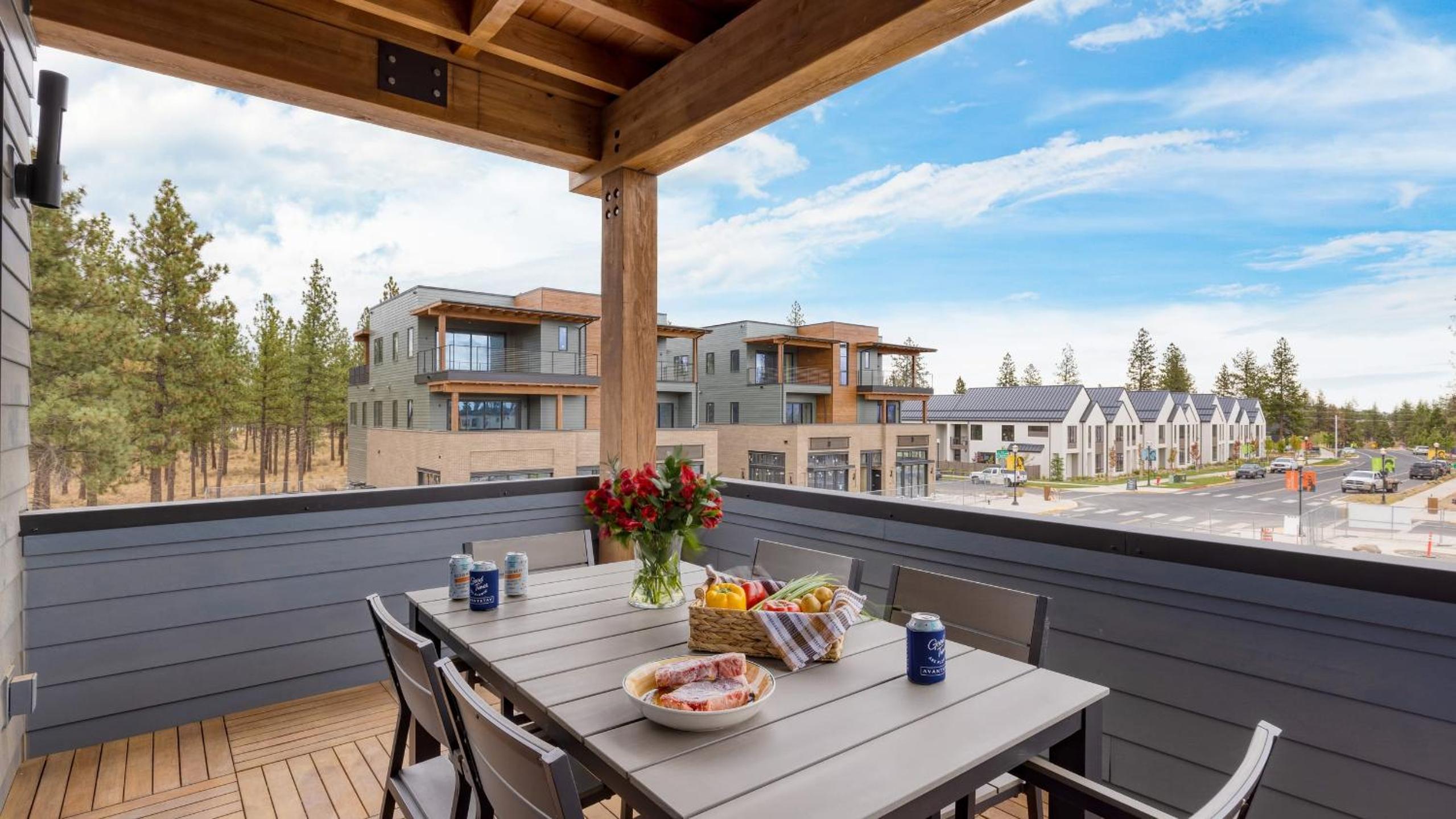 Aerie Chic 4 Unit Buyout 10BDR Hot Tub Mountain Views Mins to Downtown