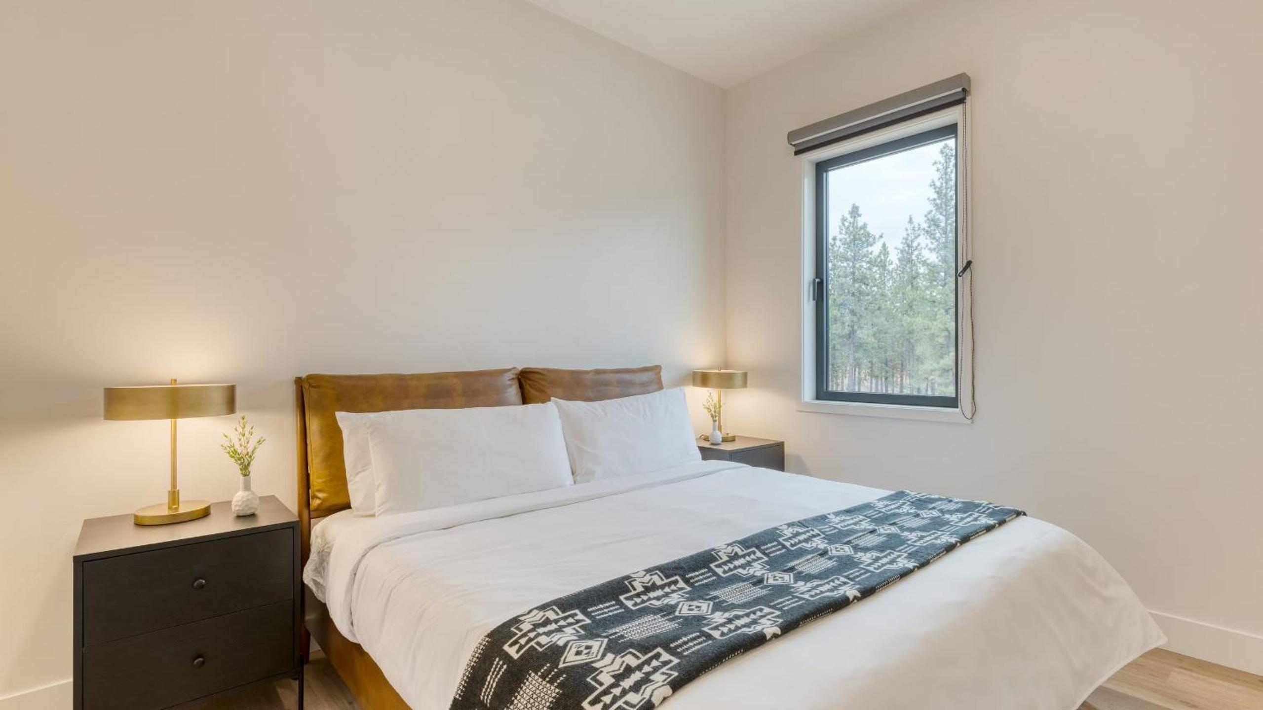 Aerie Chic 4 Unit Buyout 10BDR Hot Tub Mountain Views Mins to Downtown