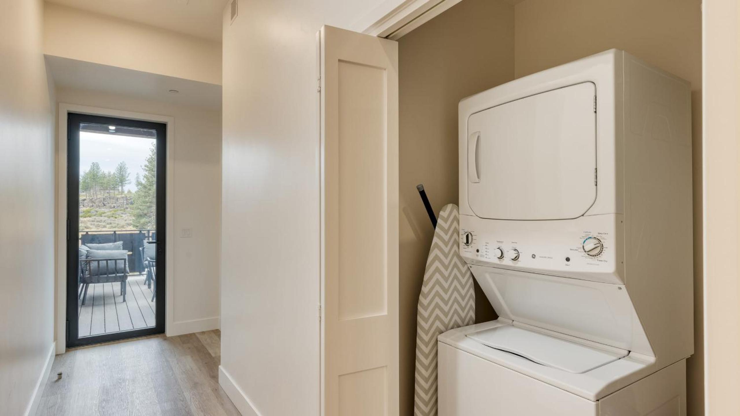 Aerie Chic 4 Unit Buyout 10BDR Hot Tub Mountain Views Mins to Downtown