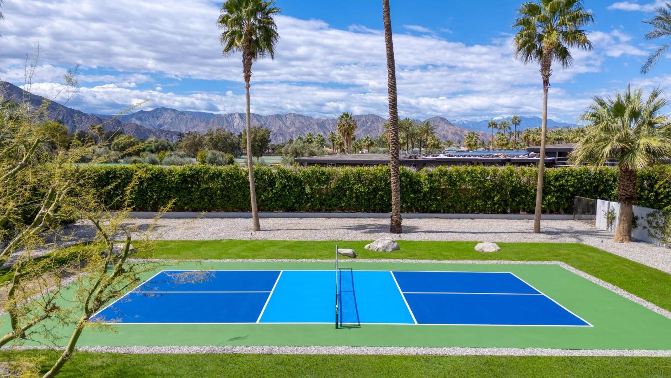 Sleeps 40 3 Luxe Villas next to Empire Polo Club Putting Green Pickleball