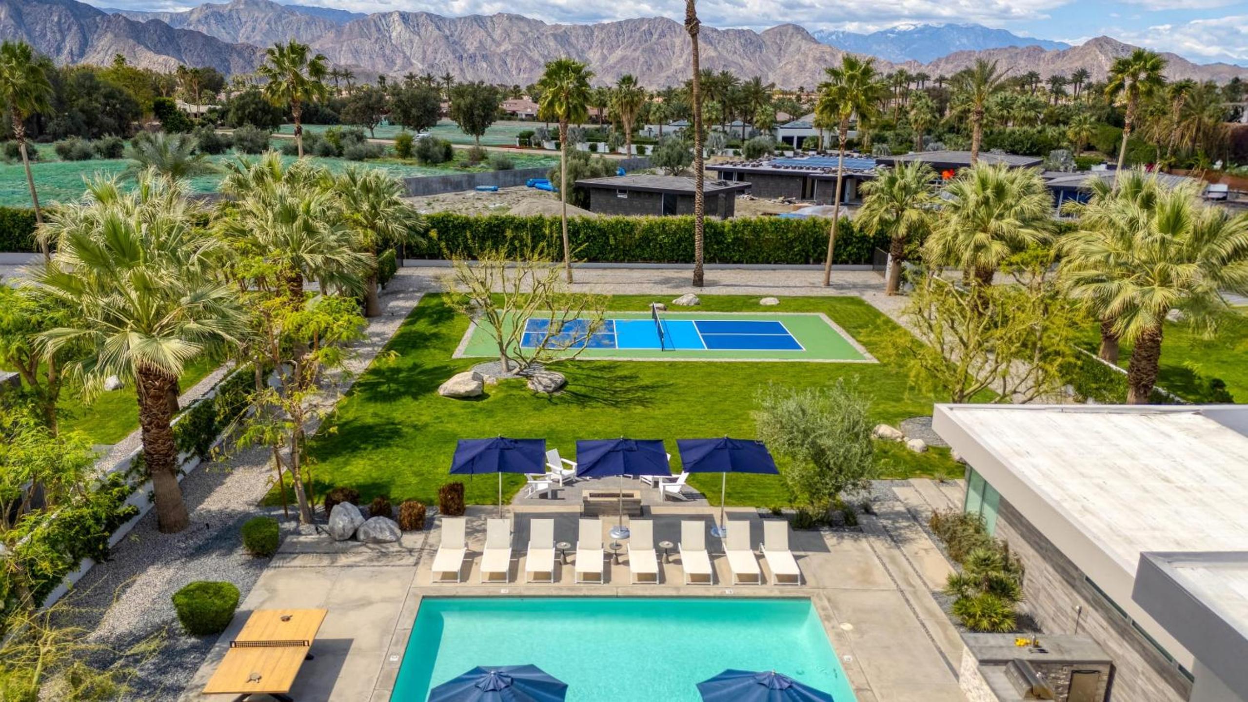 Sleeps 40 3 Luxe Villas next to Empire Polo Club Putting Green Pickleball