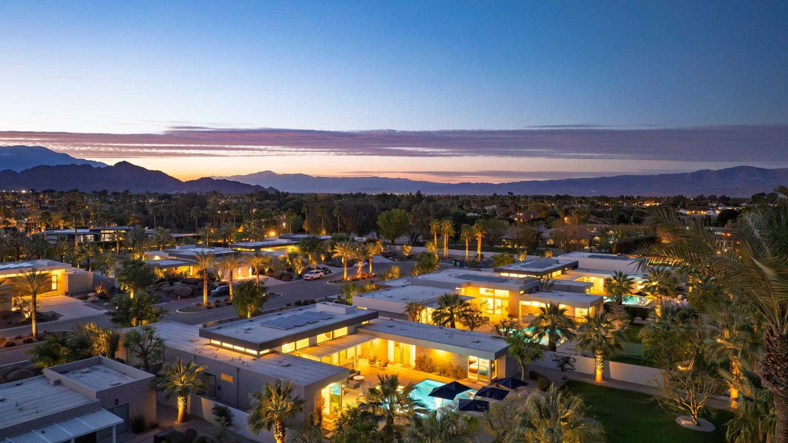Sleeps 40 3 Luxe Villas next to Empire Polo Club Putting Green Pickleball