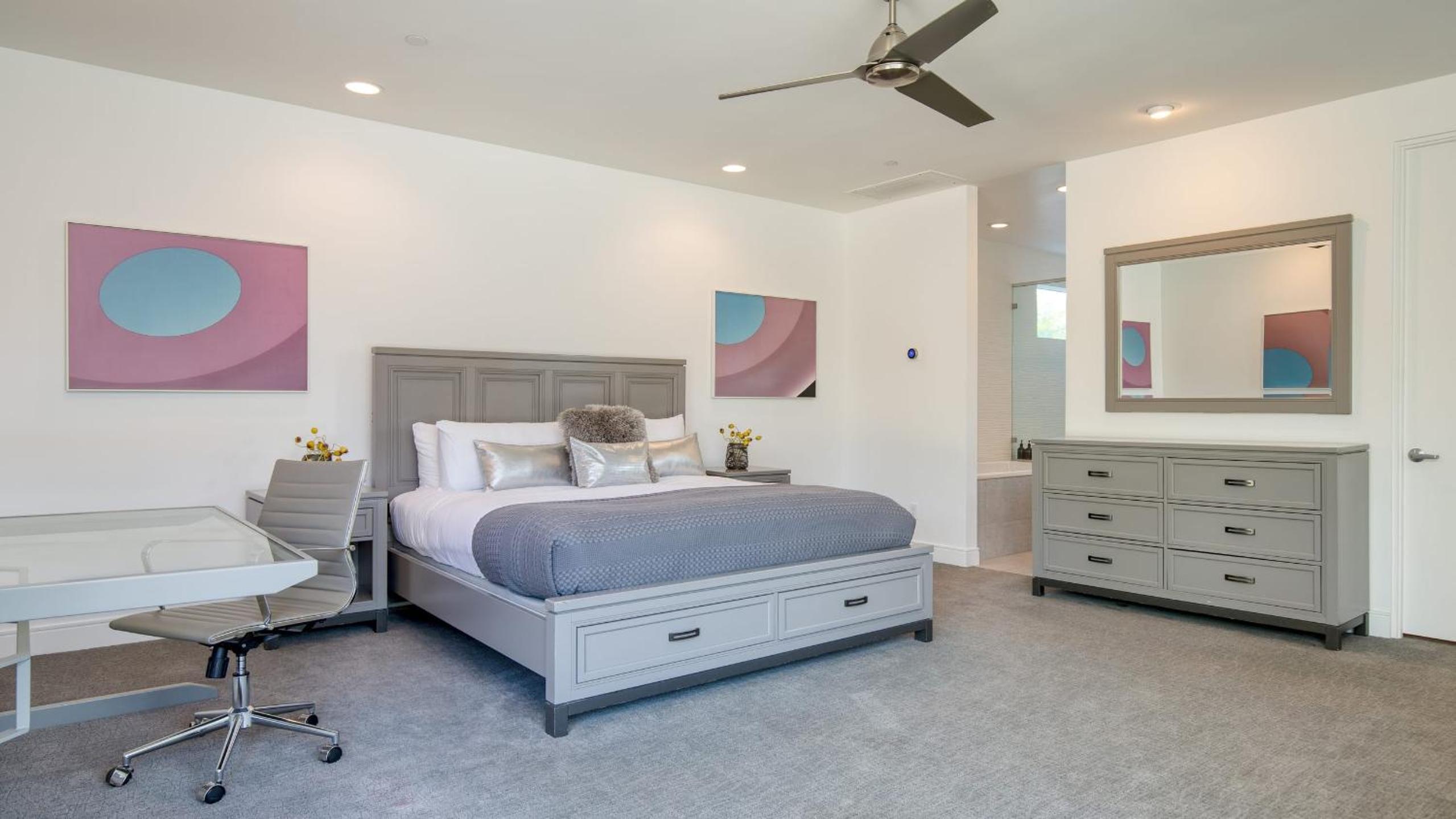 Sleeps 40 3 Luxe Villas next to Empire Polo Club Putting Green Pickleball