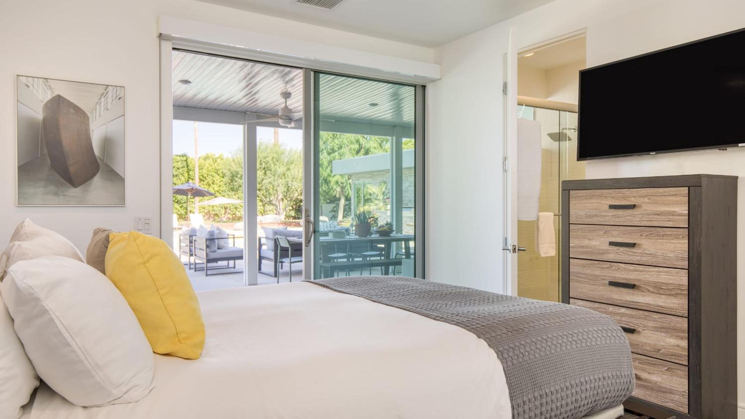 Sleeps 40 3 Luxe Villas next to Empire Polo Club Putting Green Pickleball