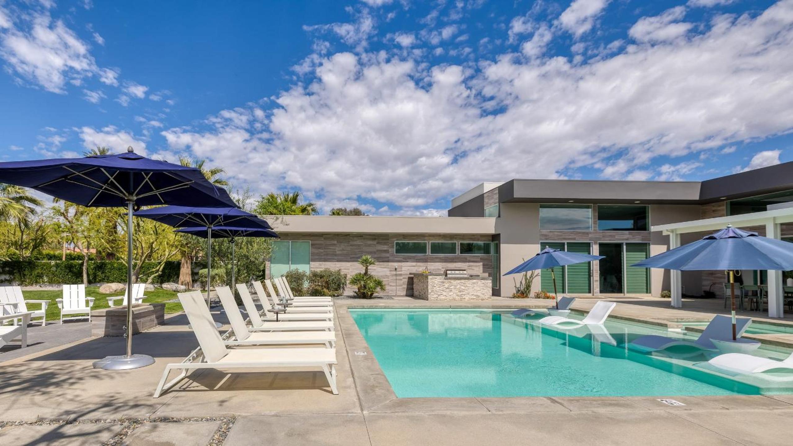 Sleeps 40 3 Luxe Villas next to Empire Polo Club Putting Green Pickleball
