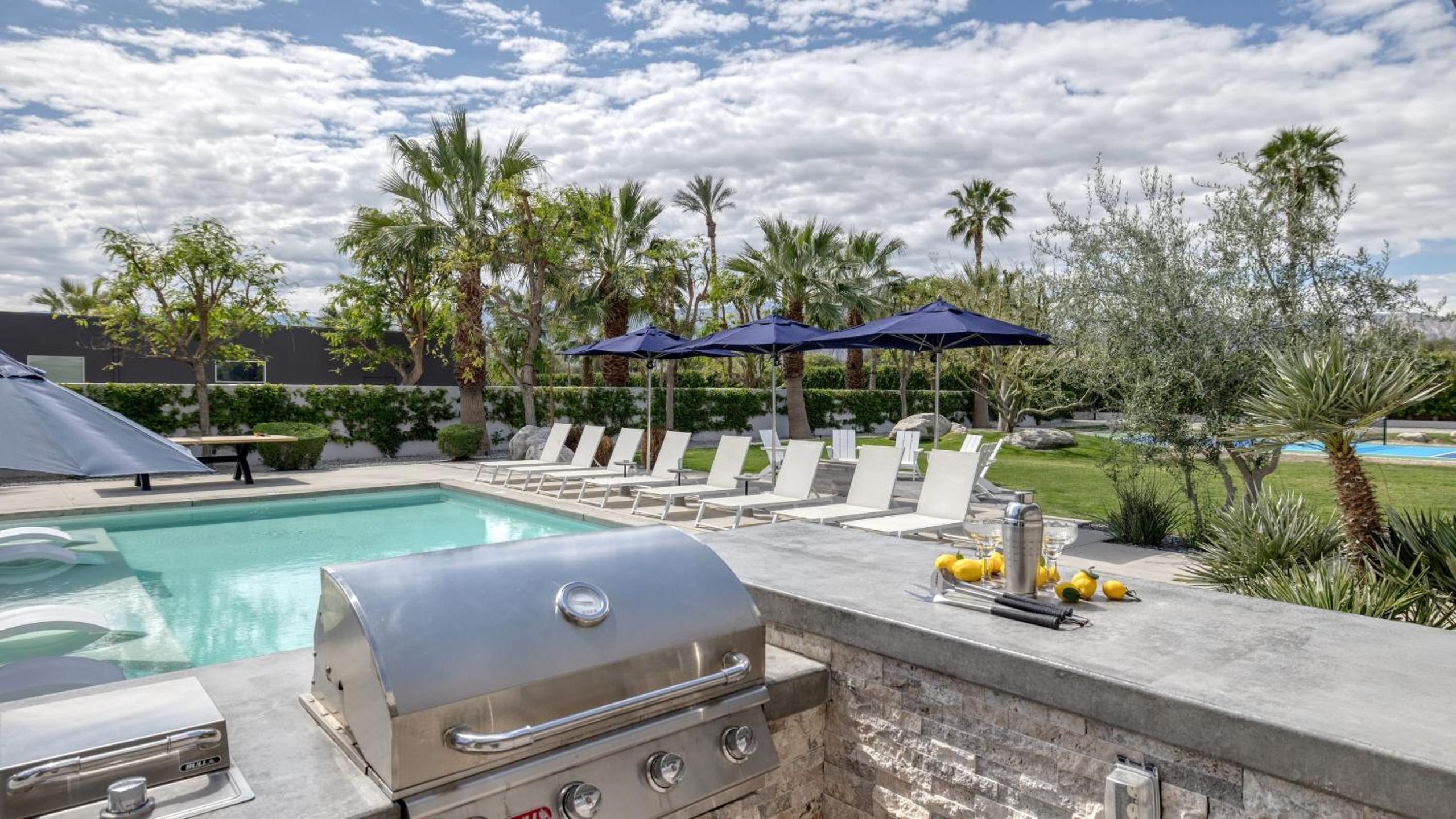 Sleeps 40 3 Luxe Villas next to Empire Polo Club Putting Green Pickleball