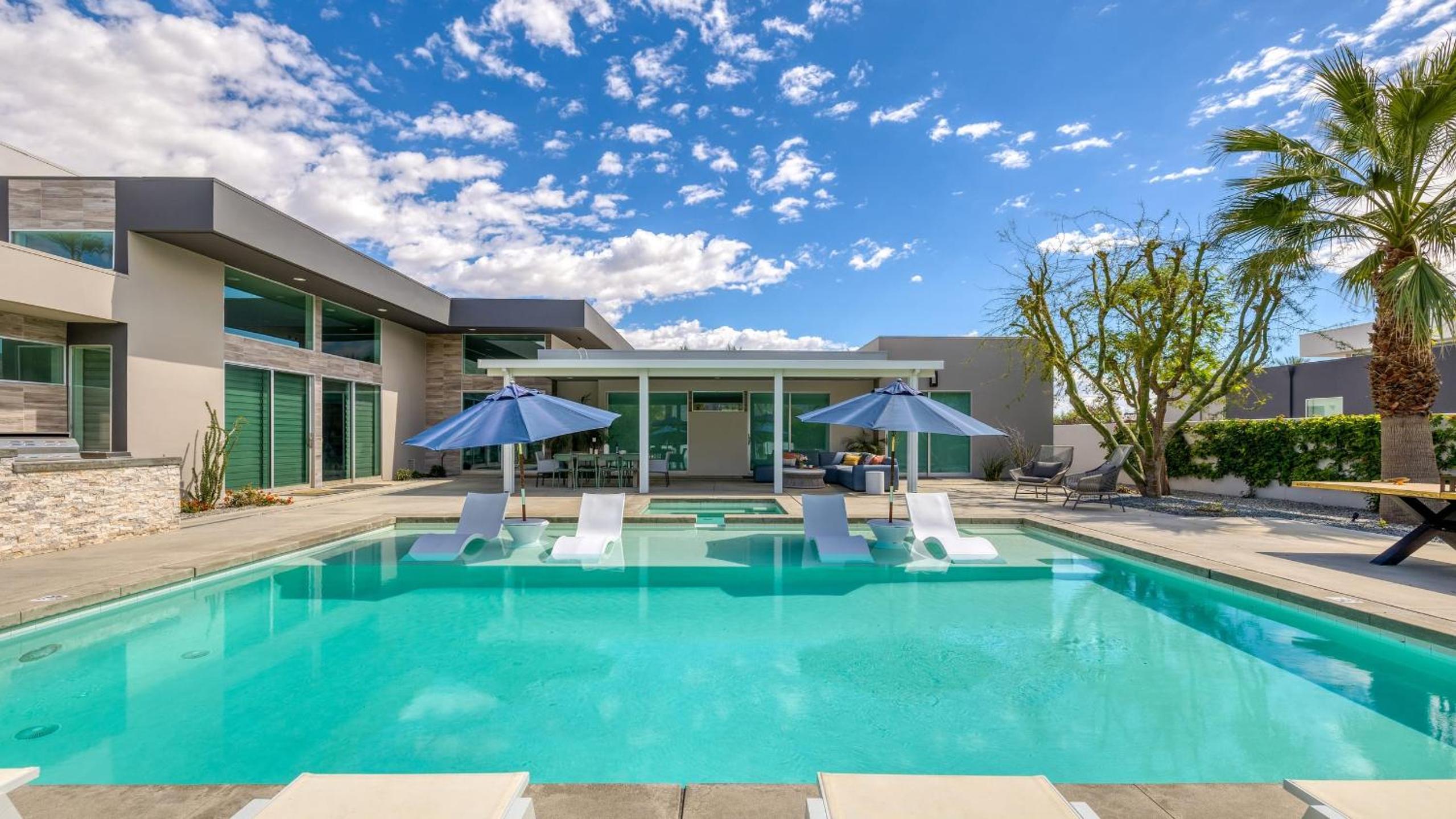 Sleeps 40 3 Luxe Villas next to Empire Polo Club Putting Green Pickleball