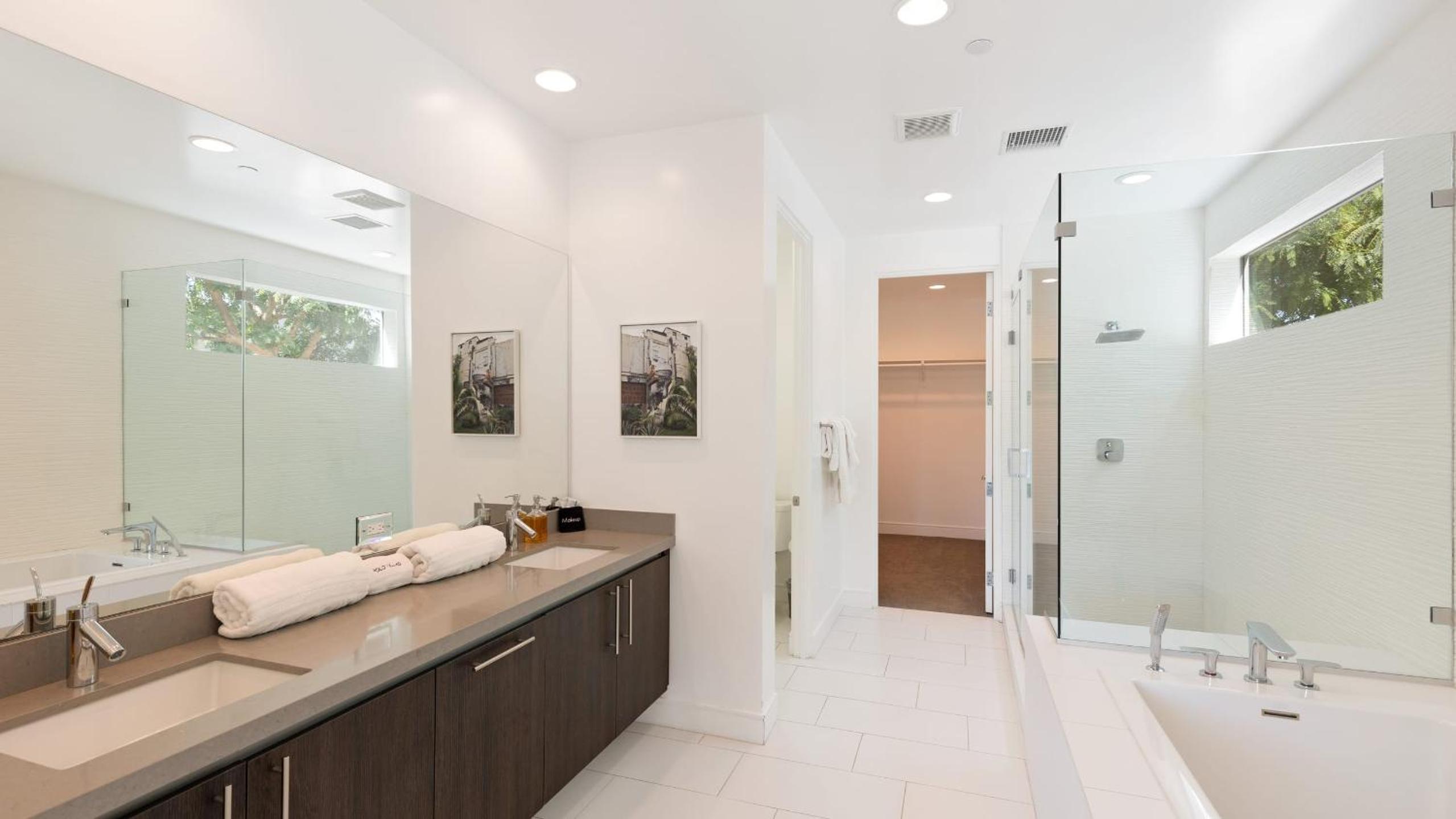 Sleeps 40 3 Luxe Villas next to Empire Polo Club Putting Green Pickleball