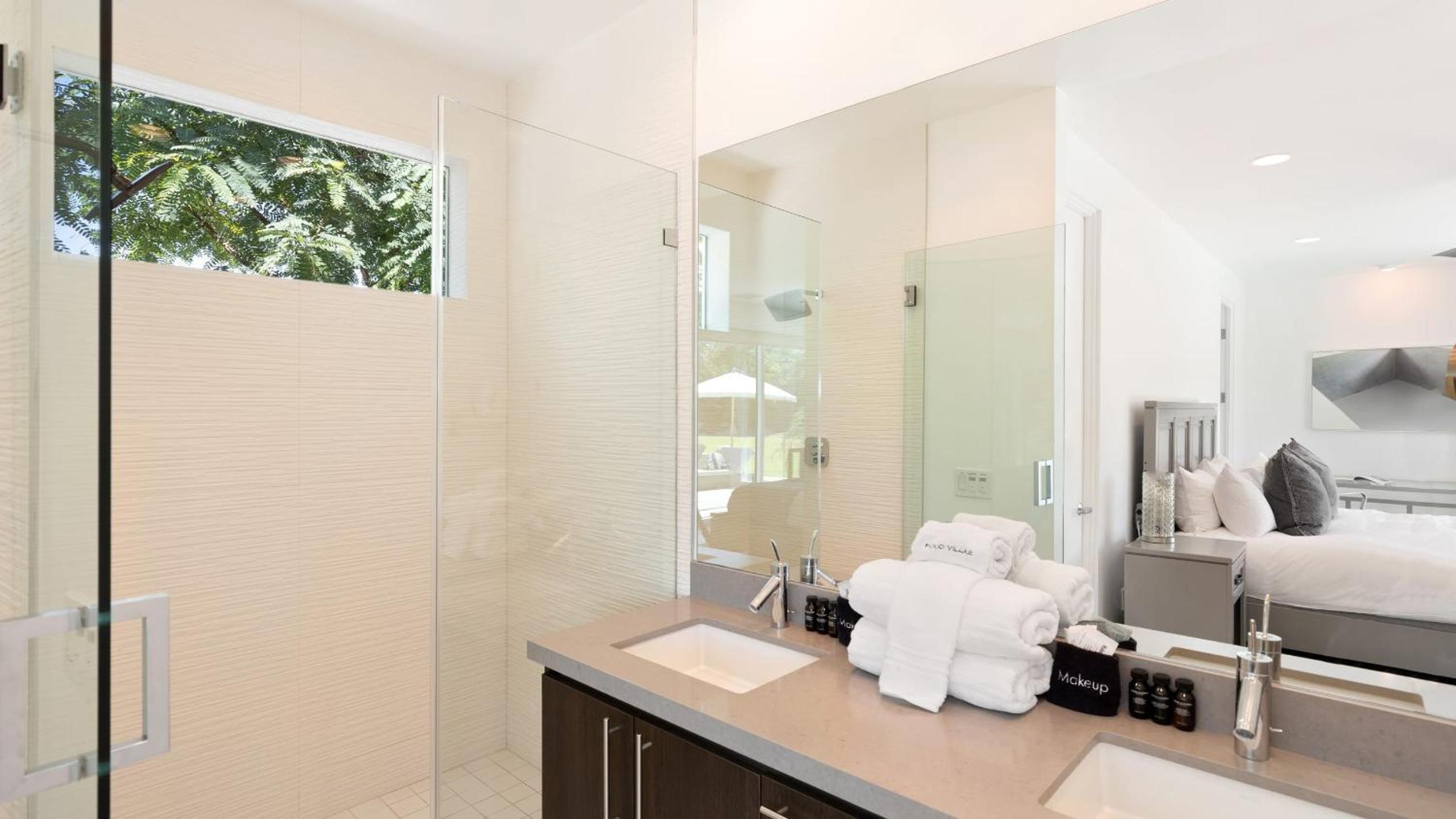 Sleeps 40 3 Luxe Villas next to Empire Polo Club Putting Green Pickleball