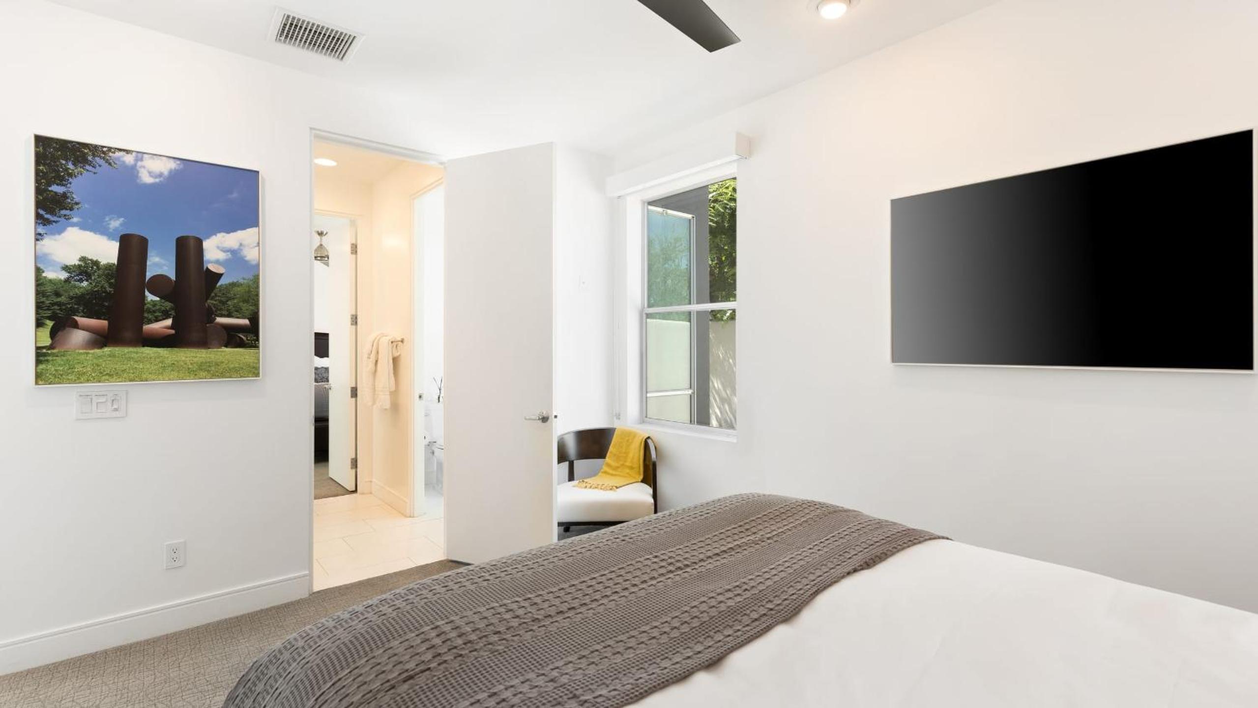 Sleeps 40 3 Luxe Villas next to Empire Polo Club Putting Green Pickleball