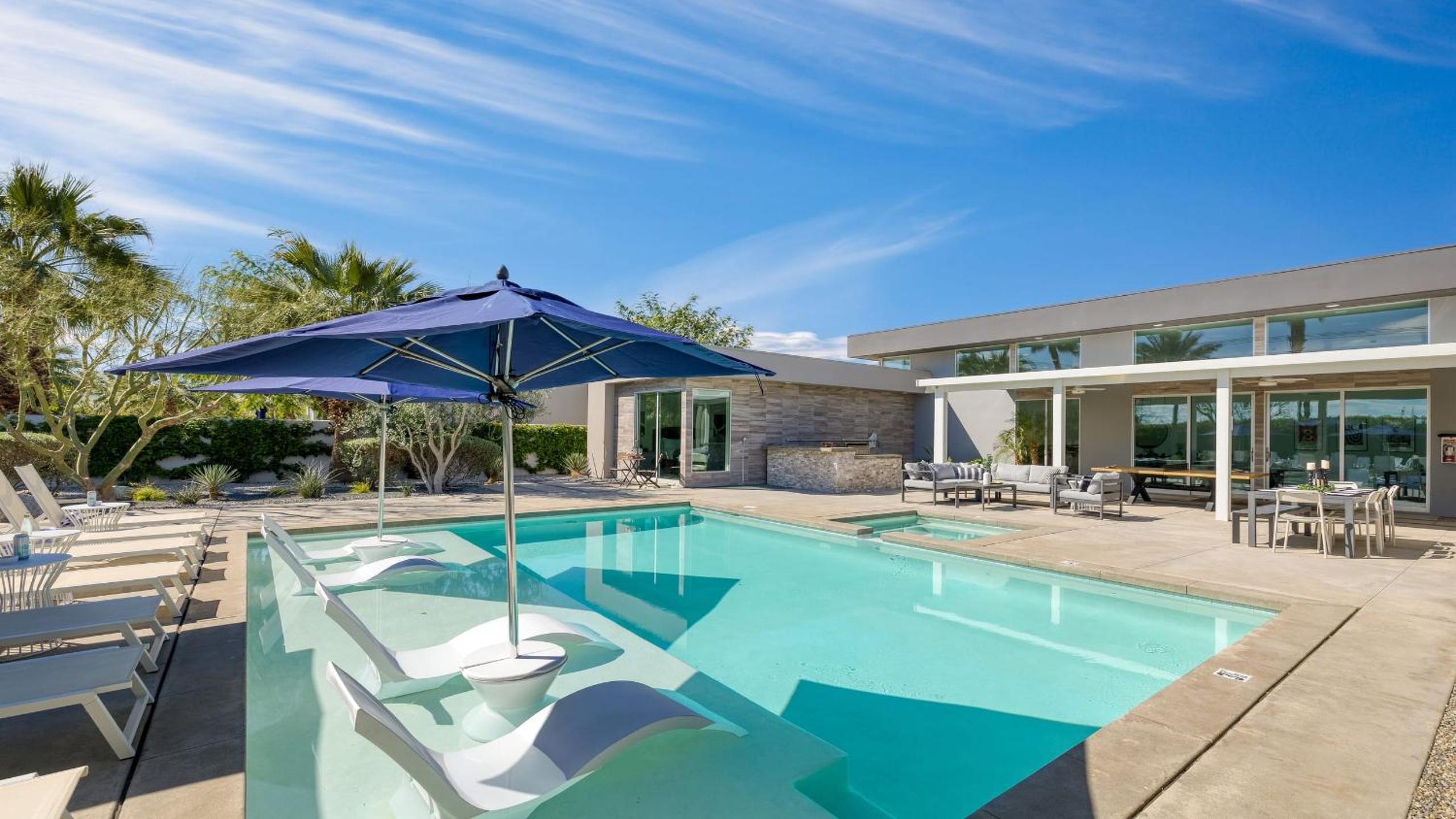 Sleeps 40 3 Luxe Villas next to Empire Polo Club Putting Green Pickleball