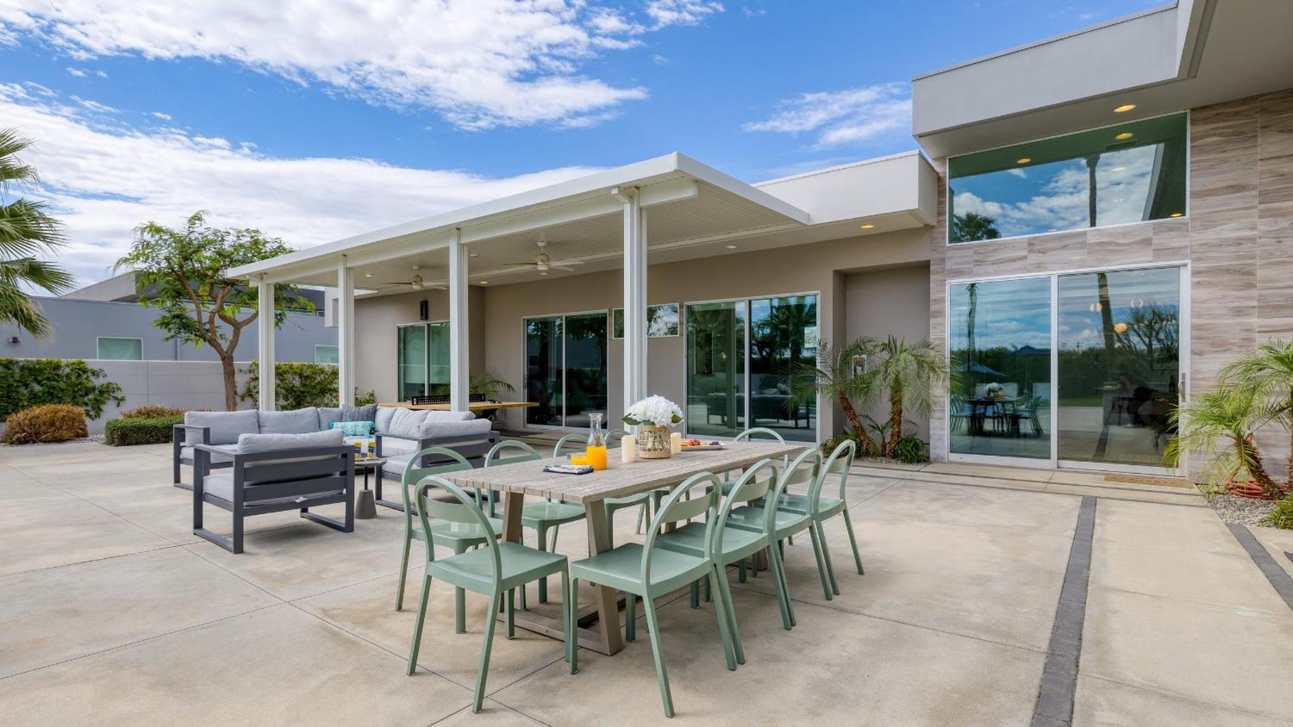 Sleeps 40 3 Luxe Villas next to Empire Polo Club Putting Green Pickleball
