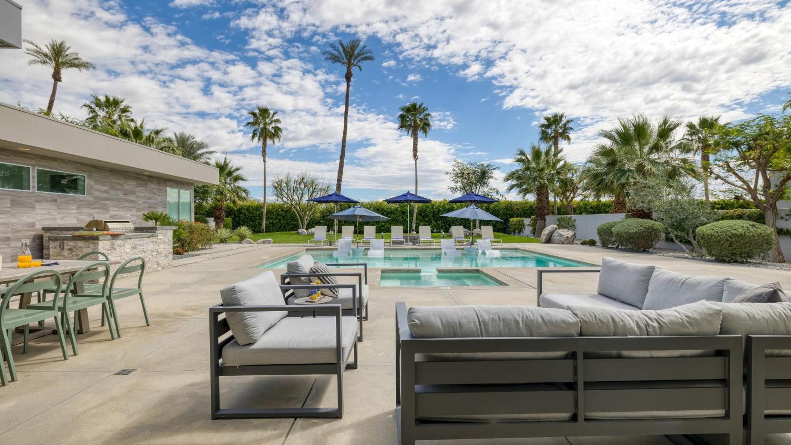 Sleeps 40 3 Luxe Villas next to Empire Polo Club Putting Green Pickleball