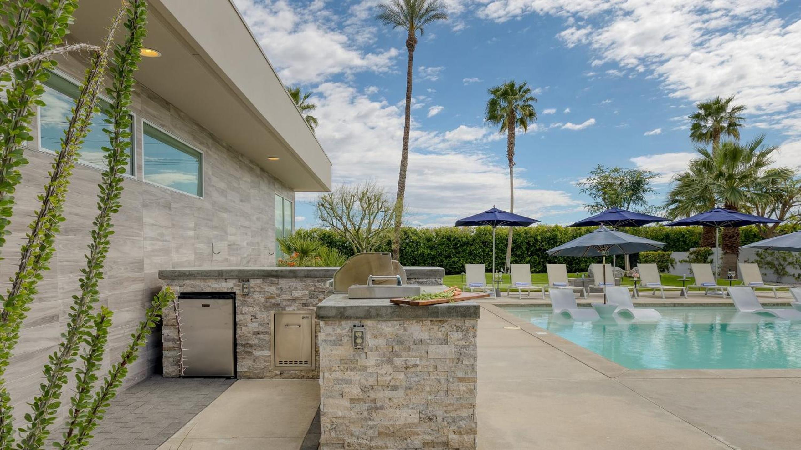 Sleeps 40 3 Luxe Villas next to Empire Polo Club Putting Green Pickleball