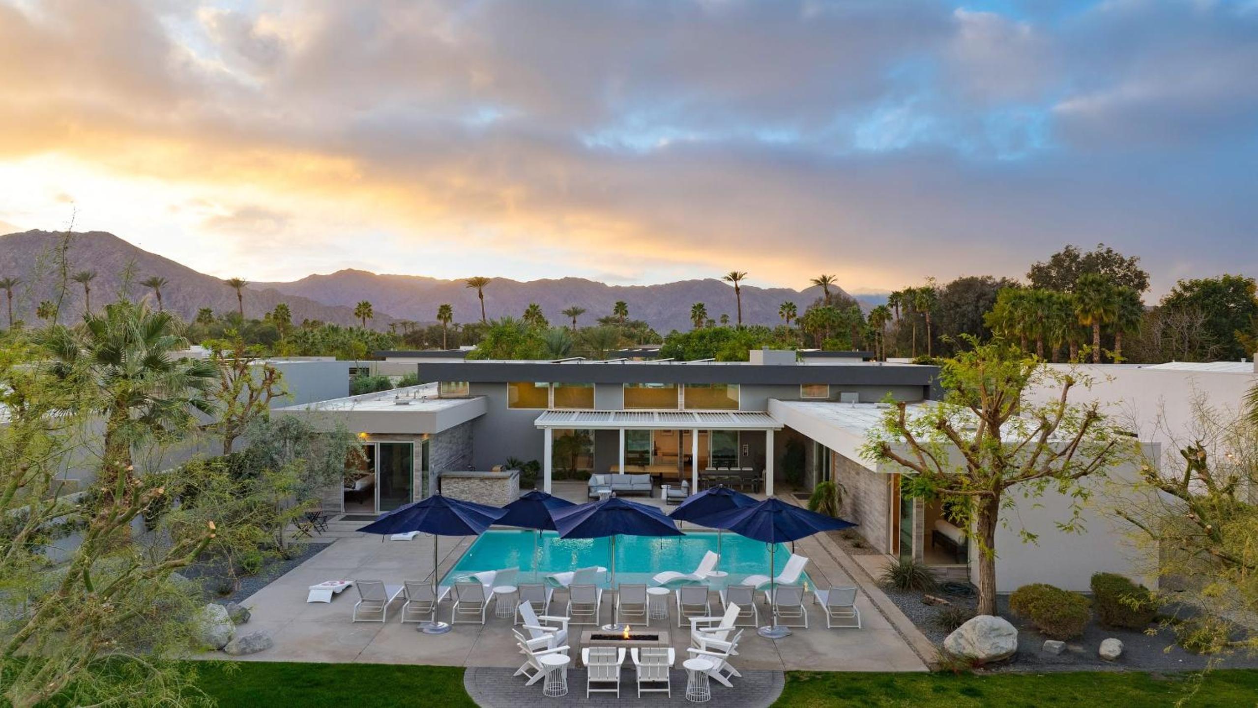 Sleeps 40 3 Luxe Villas next to Empire Polo Club Putting Green Pickleball