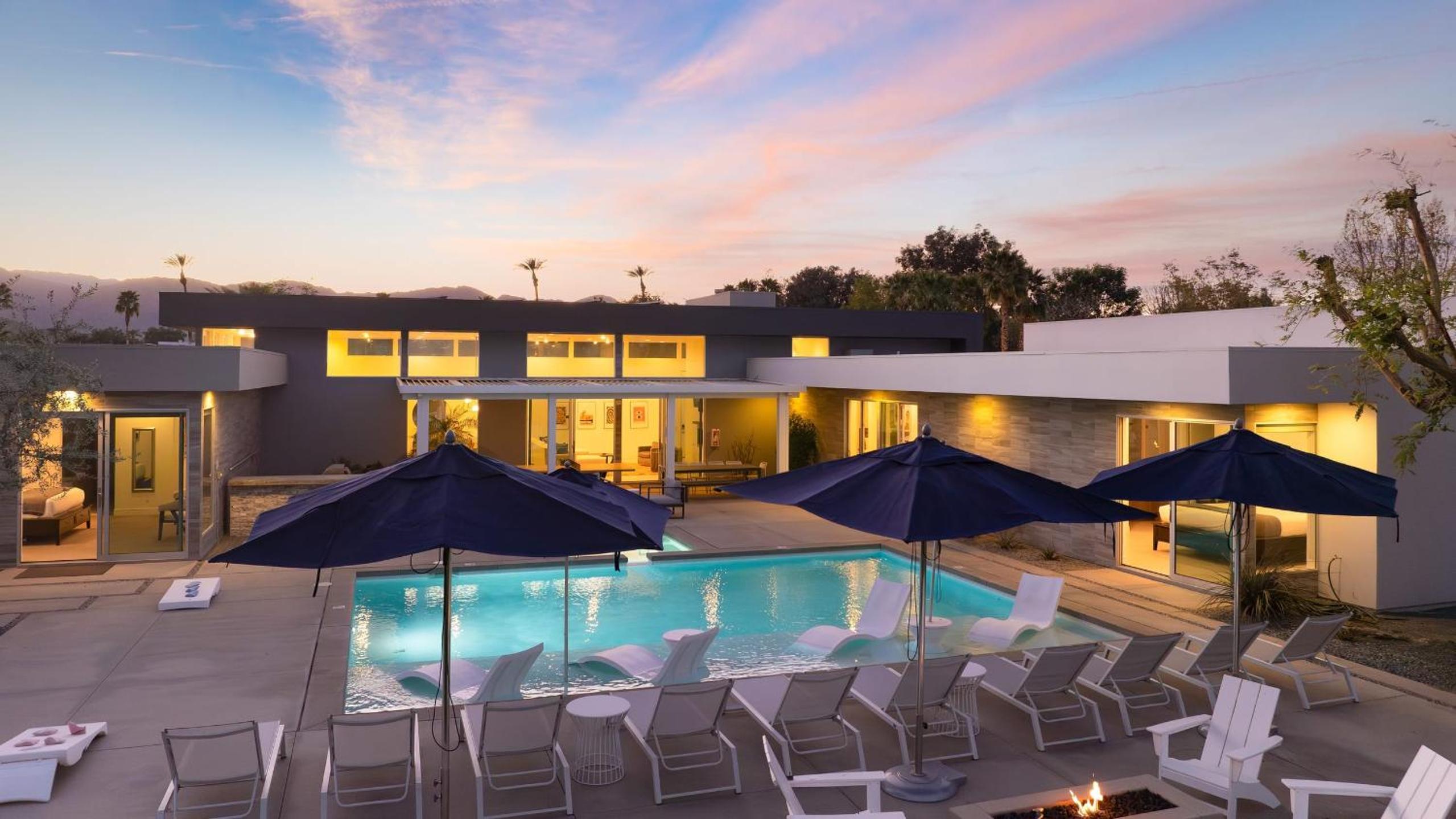 Sleeps 40 3 Luxe Villas next to Empire Polo Club Putting Green Pickleball