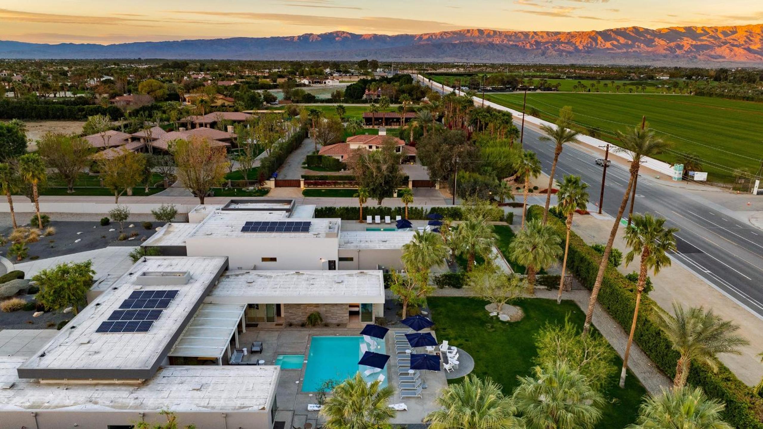 Sleeps 40 3 Luxe Villas next to Empire Polo Club Putting Green Pickleball